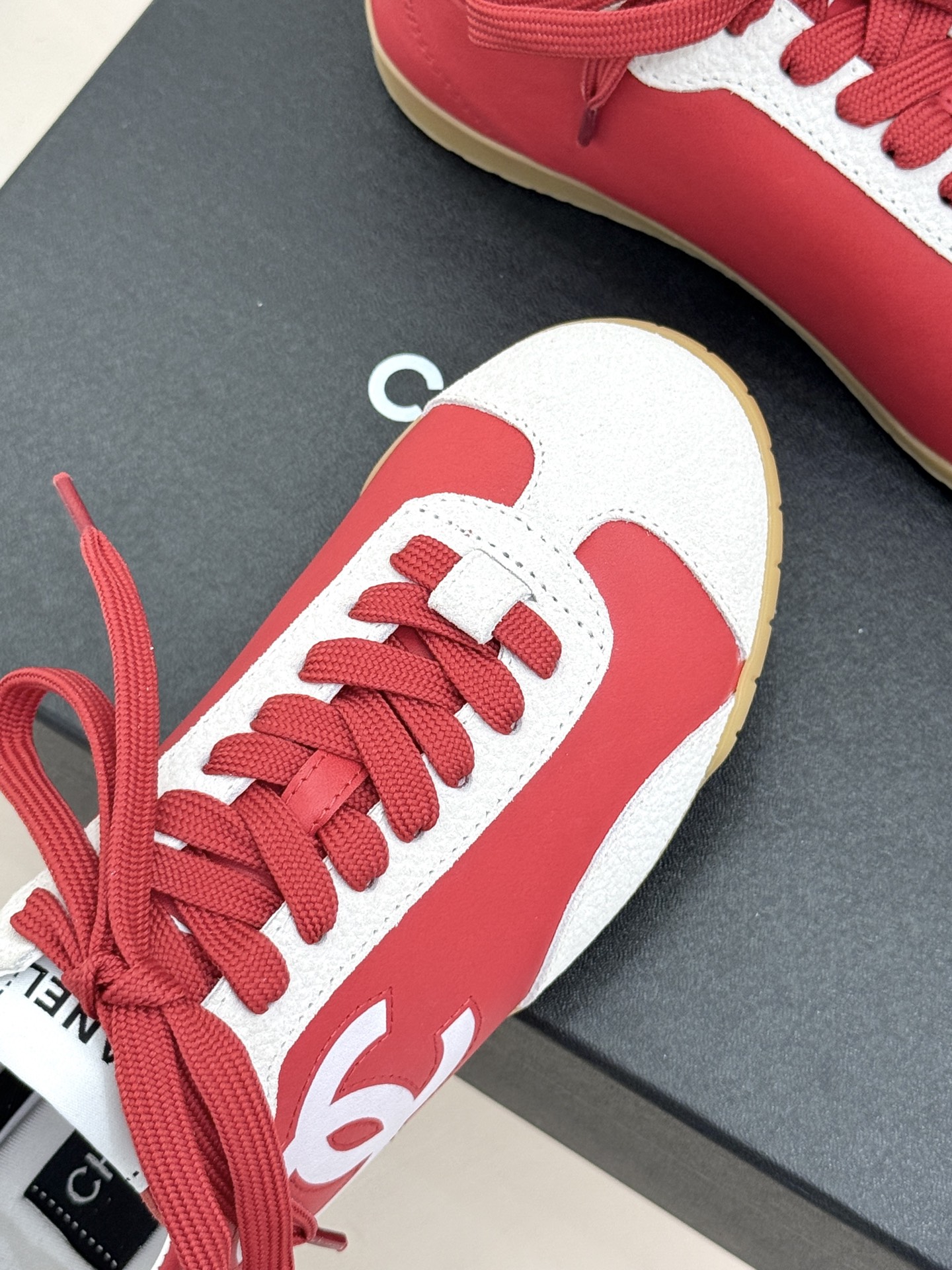 CHANE*｜小香 26P双C休闲运动鞋德训鞋将德训鞋的复古基因注入法式优雅。侧面立体双C Logo暗藏