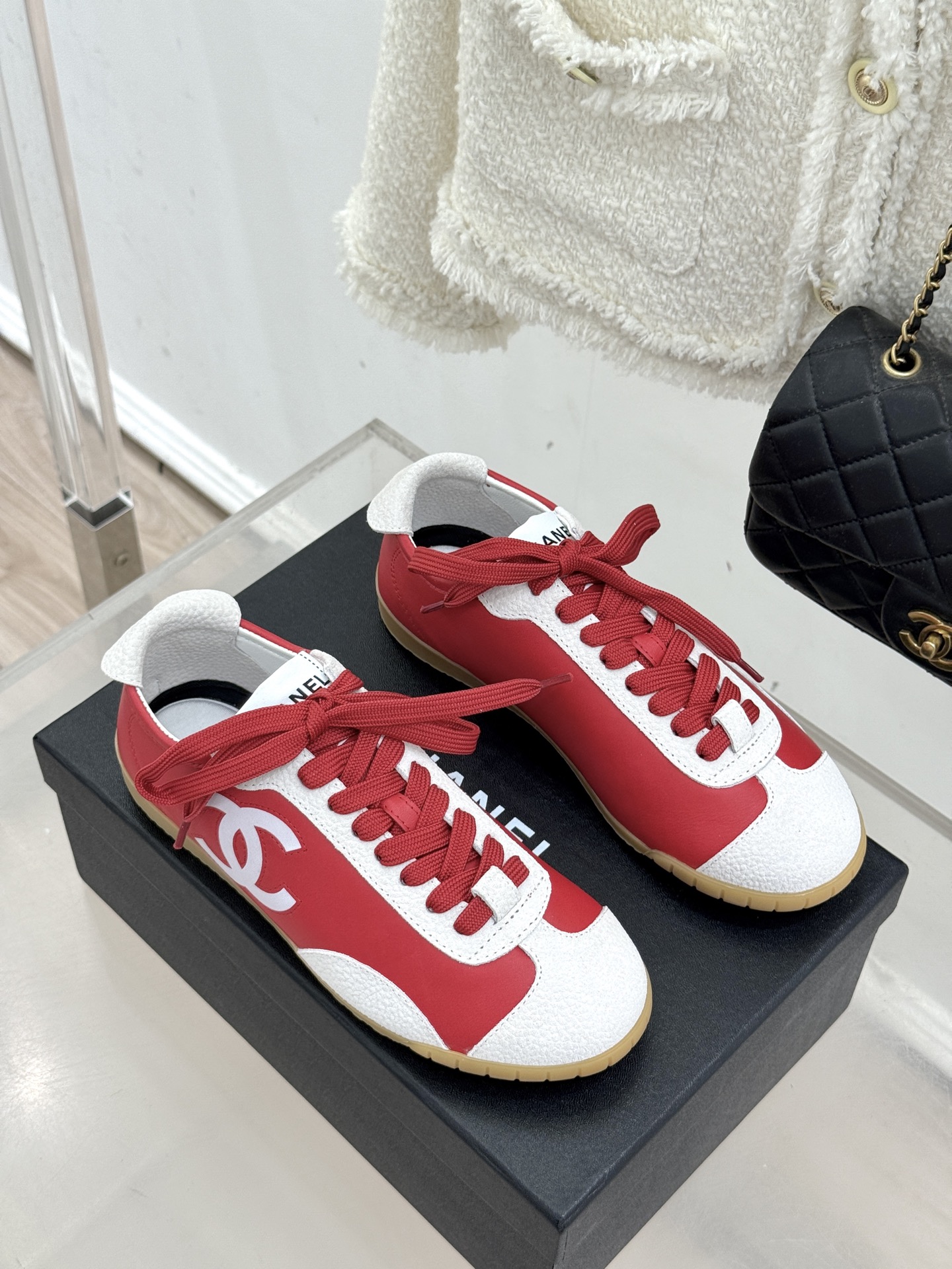 CHANE*｜小香 26P双C休闲运动鞋德训鞋将德训鞋的复古基因注入法式优雅。侧面立体双C Logo暗藏