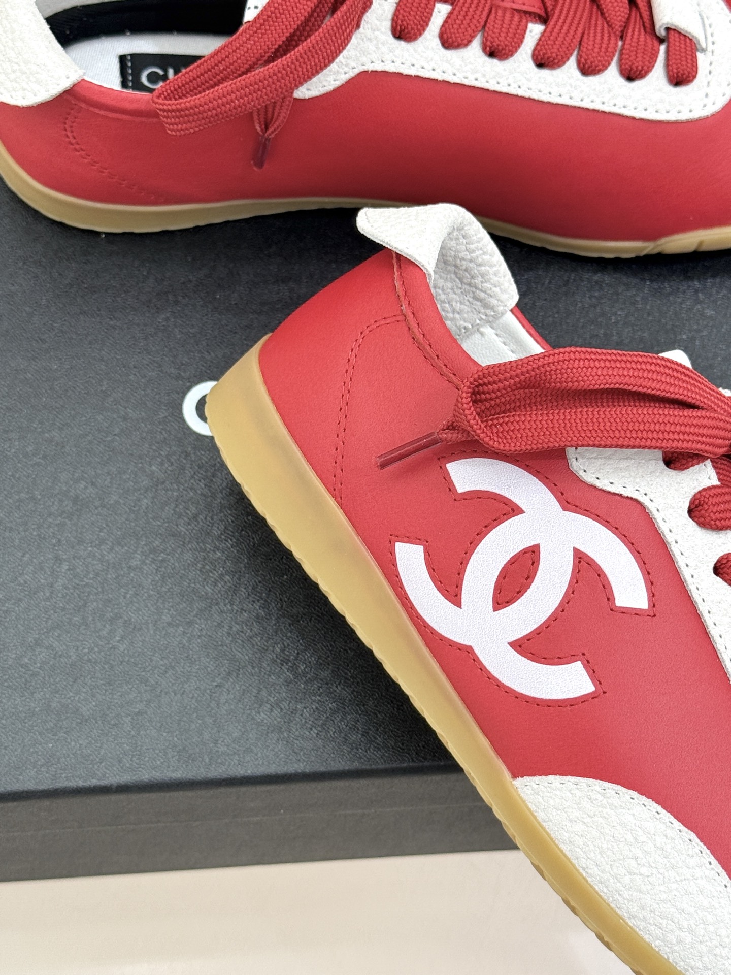 CHANE*｜小香 26P双C休闲运动鞋德训鞋将德训鞋的复古基因注入法式优雅。侧面立体双C Logo暗藏