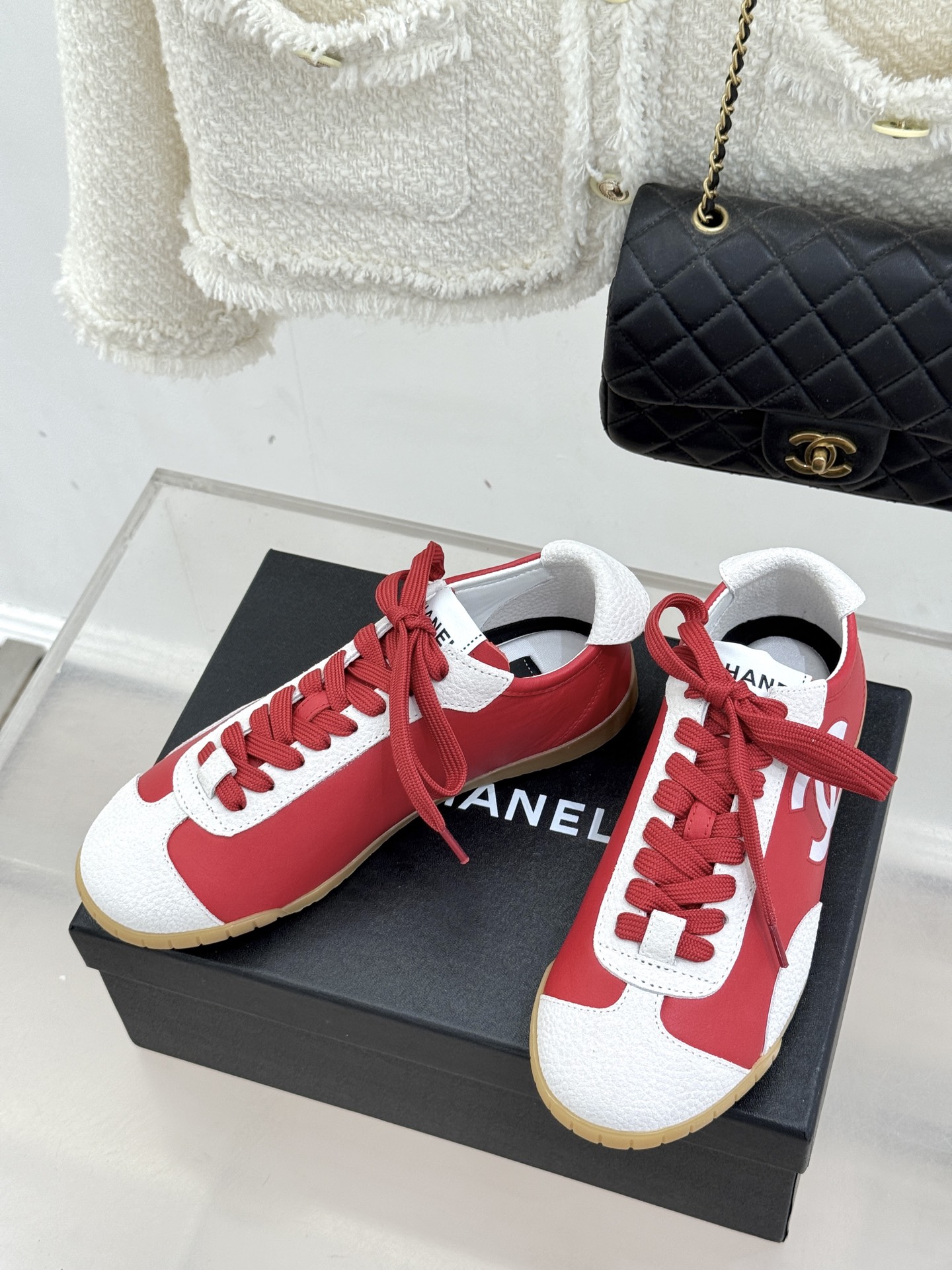 CHANE*｜小香 26P双C休闲运动鞋德训鞋将德训鞋的复古基因注入法式优雅。侧面立体双C Logo暗藏