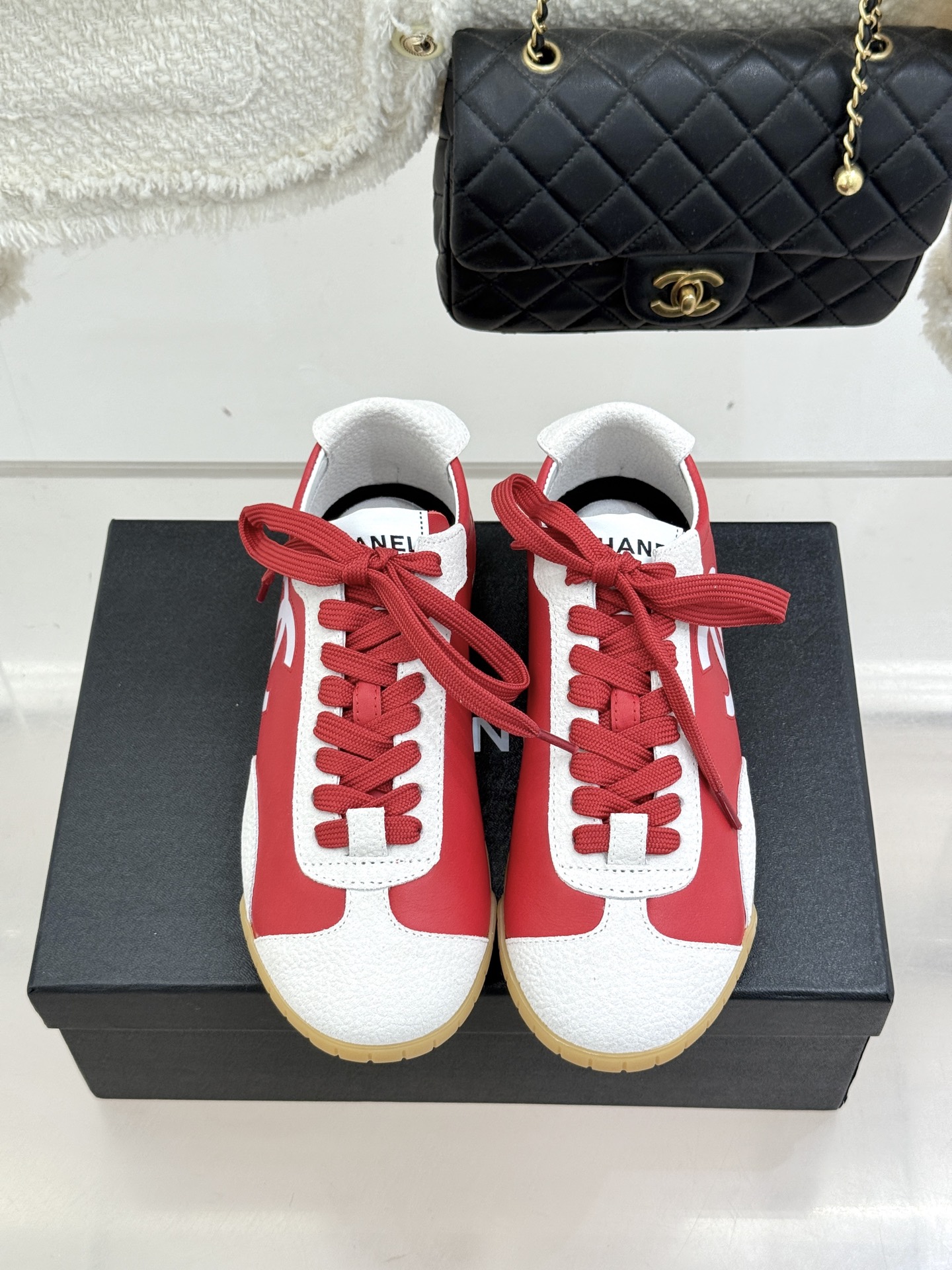 CHANE*｜小香 26P双C休闲运动鞋德训鞋将德训鞋的复古基因注入法式优雅。侧面立体双C Logo暗藏