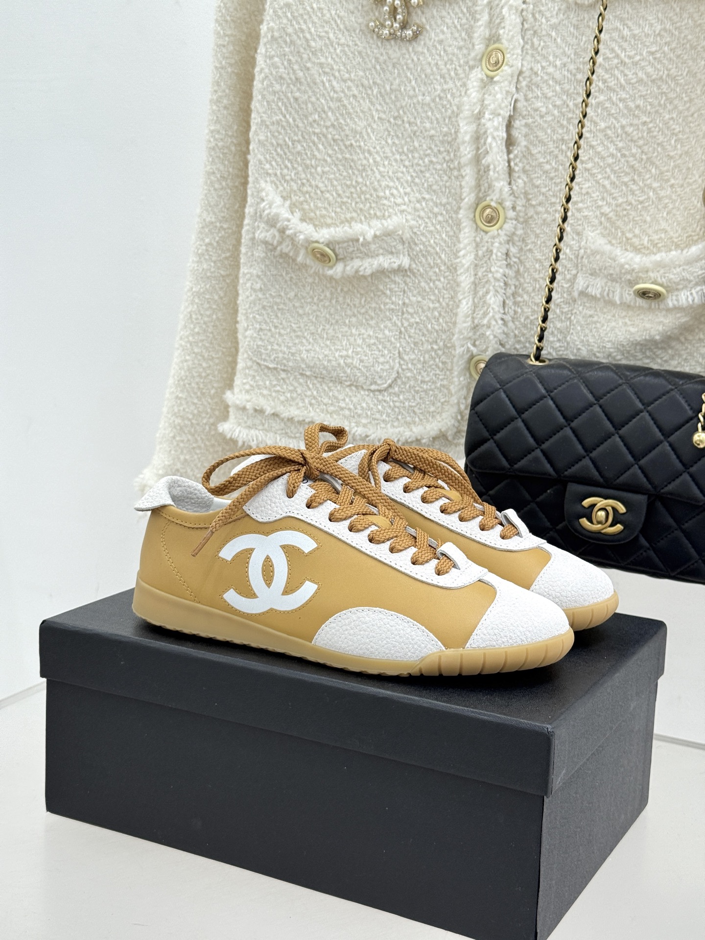 CHANE*｜小香 26P双C休闲运动鞋德训鞋将德训鞋的复古基因注入法式优雅。侧面立体双C Logo暗藏