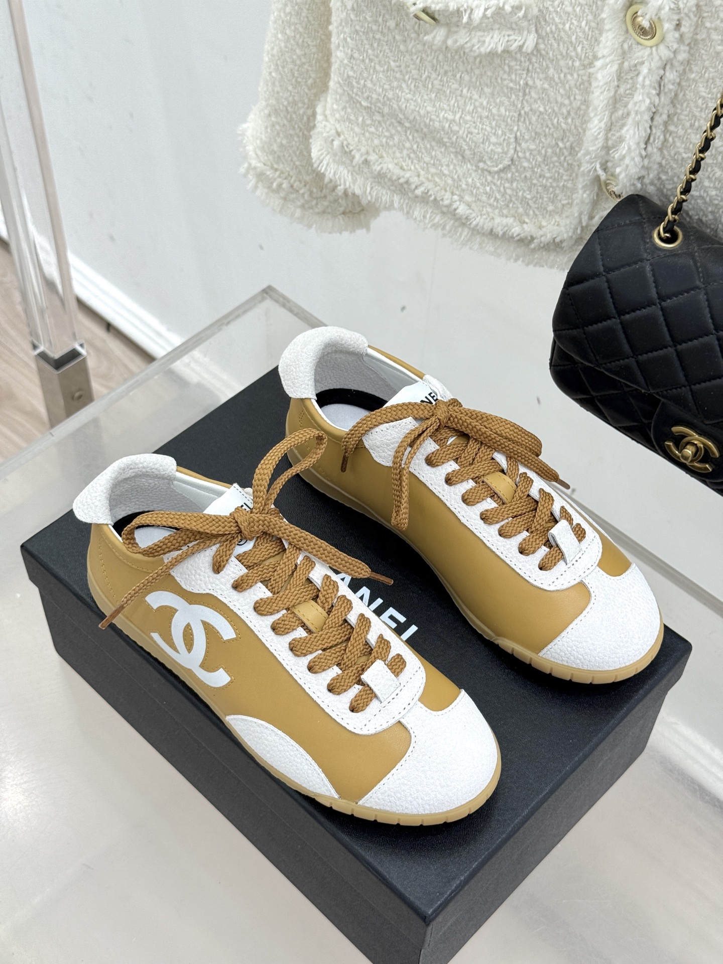 CHANE*｜小香 26P双C休闲运动鞋德训鞋将德训鞋的复古基因注入法式优雅。侧面立体双C Logo暗藏