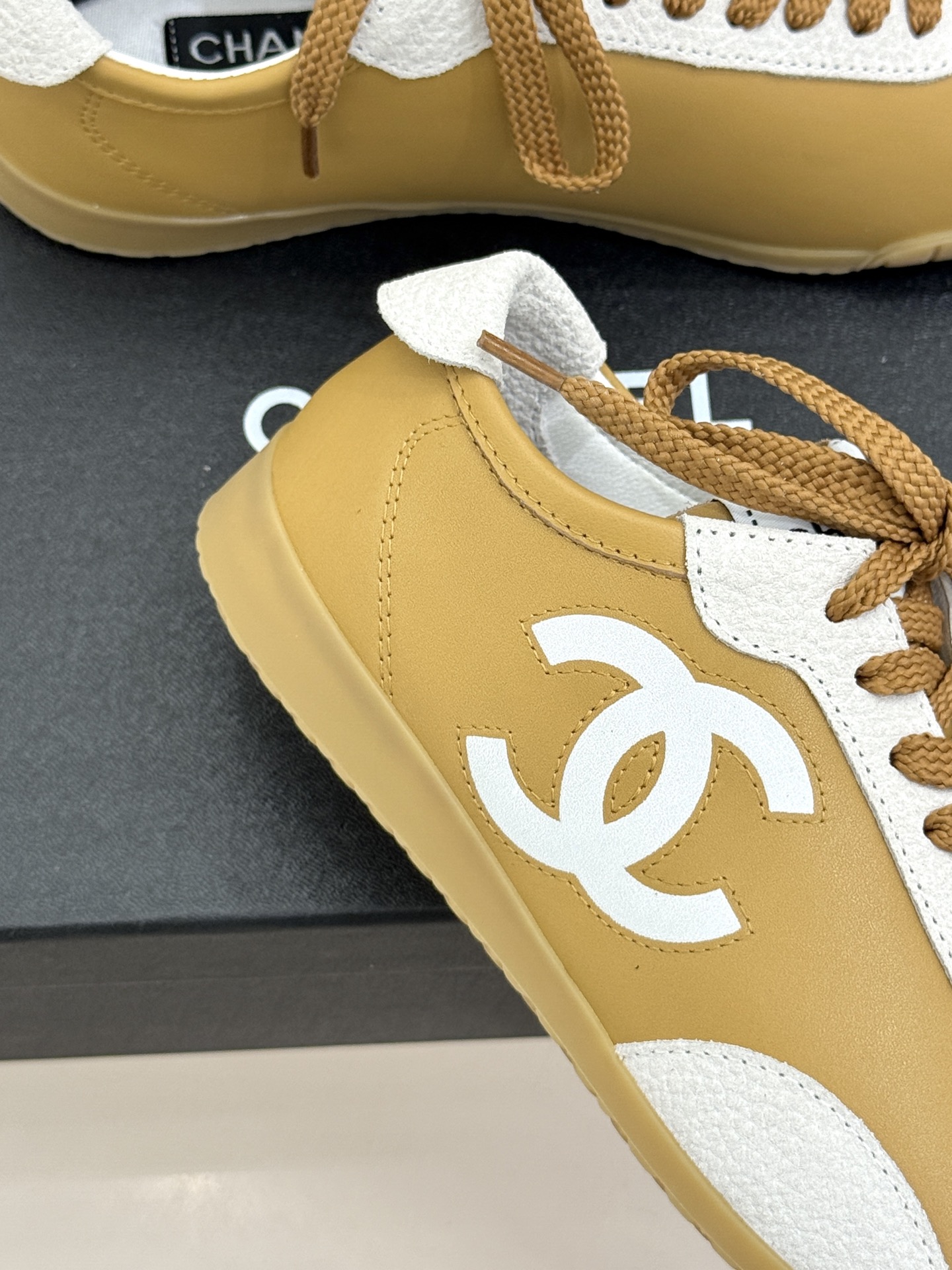 CHANE*｜小香 26P双C休闲运动鞋德训鞋将德训鞋的复古基因注入法式优雅。侧面立体双C Logo暗藏