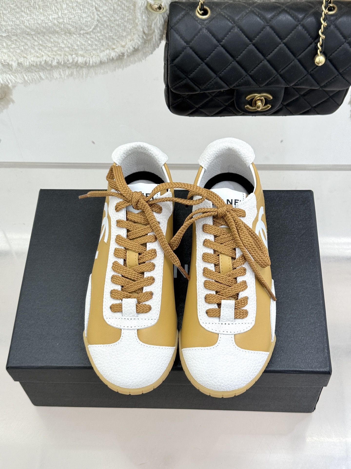 CHANE*｜小香 26P双C休闲运动鞋德训鞋将德训鞋的复古基因注入法式优雅。侧面立体双C Logo暗藏