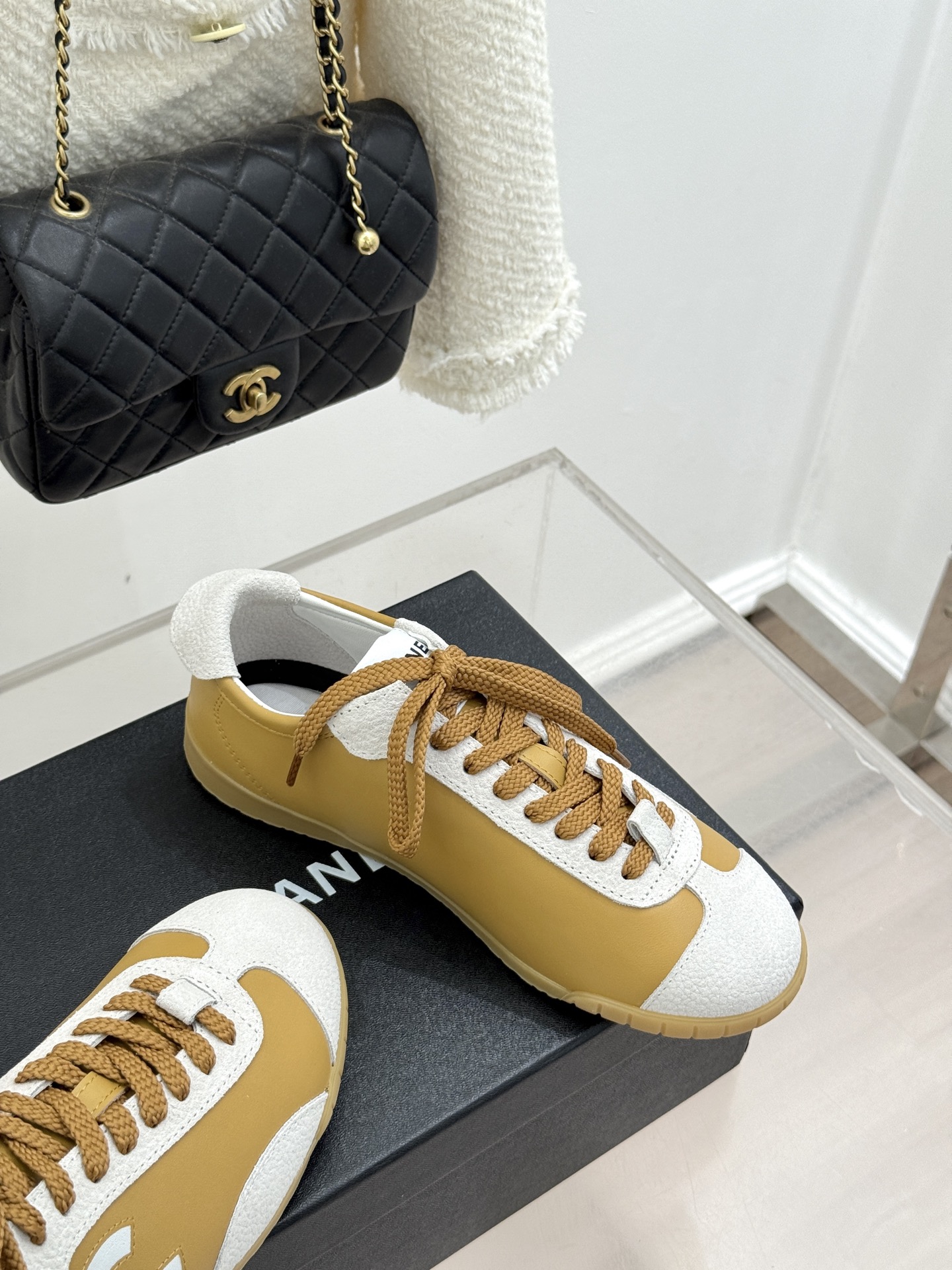 CHANE*｜小香 26P双C休闲运动鞋德训鞋将德训鞋的复古基因注入法式优雅。侧面立体双C Logo暗藏