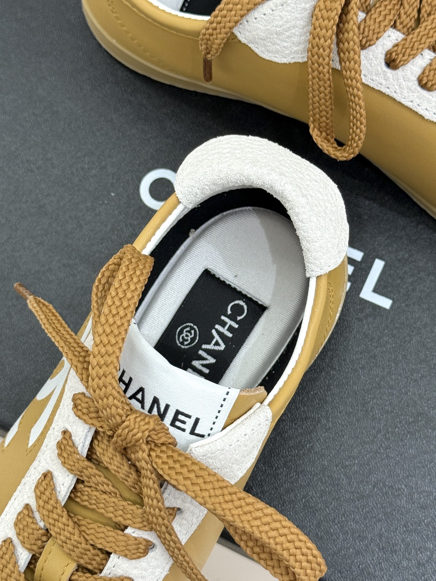 CHANE*｜小香 26P双C休闲运动鞋德训鞋将德训鞋的复古基因注入法式优雅。侧面立体双C Logo暗藏