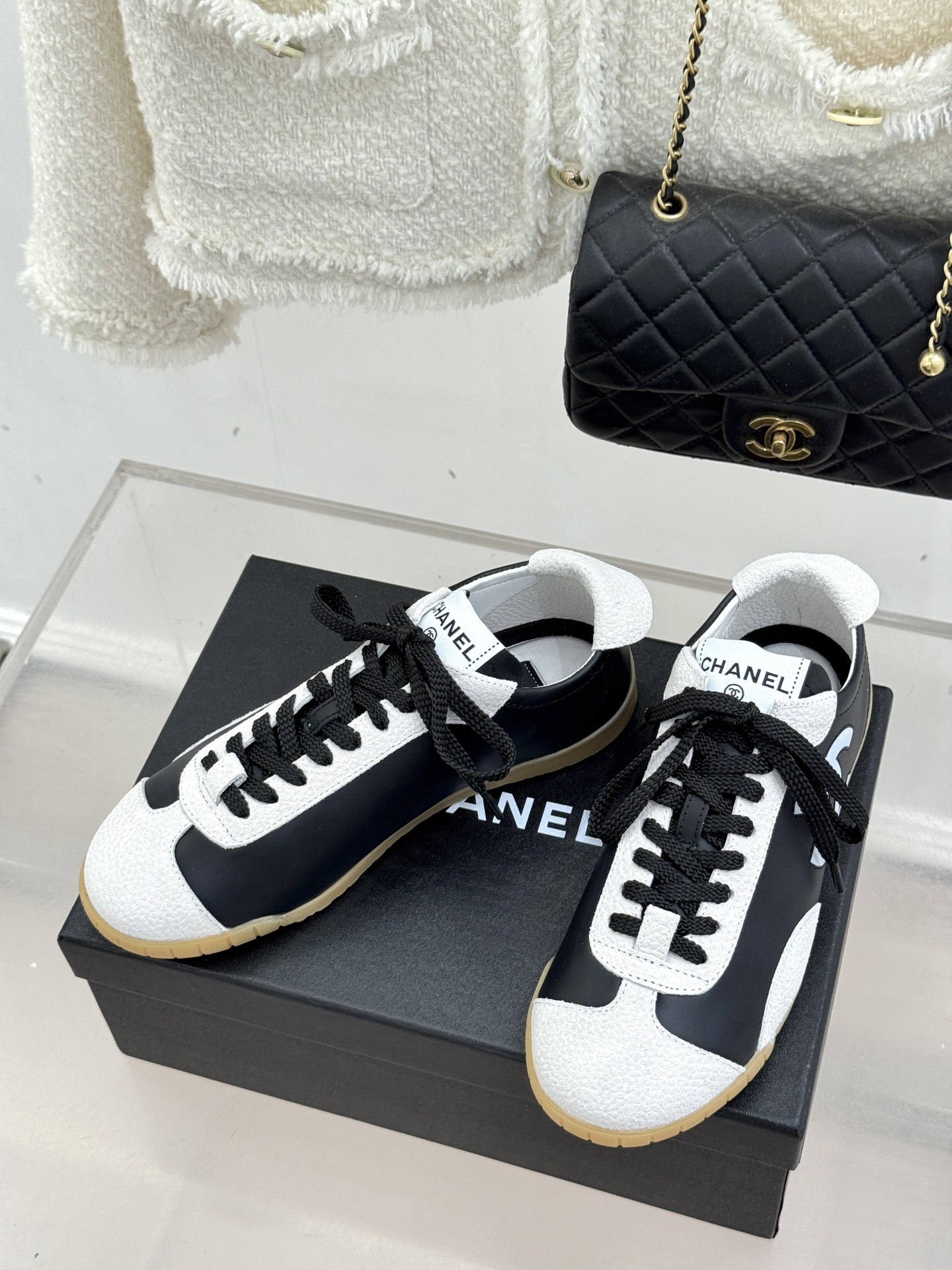 CHANE*｜小香 26P双C休闲运动鞋德训鞋将德训鞋的复古基因注入法式优雅。侧面立体双C Logo暗藏