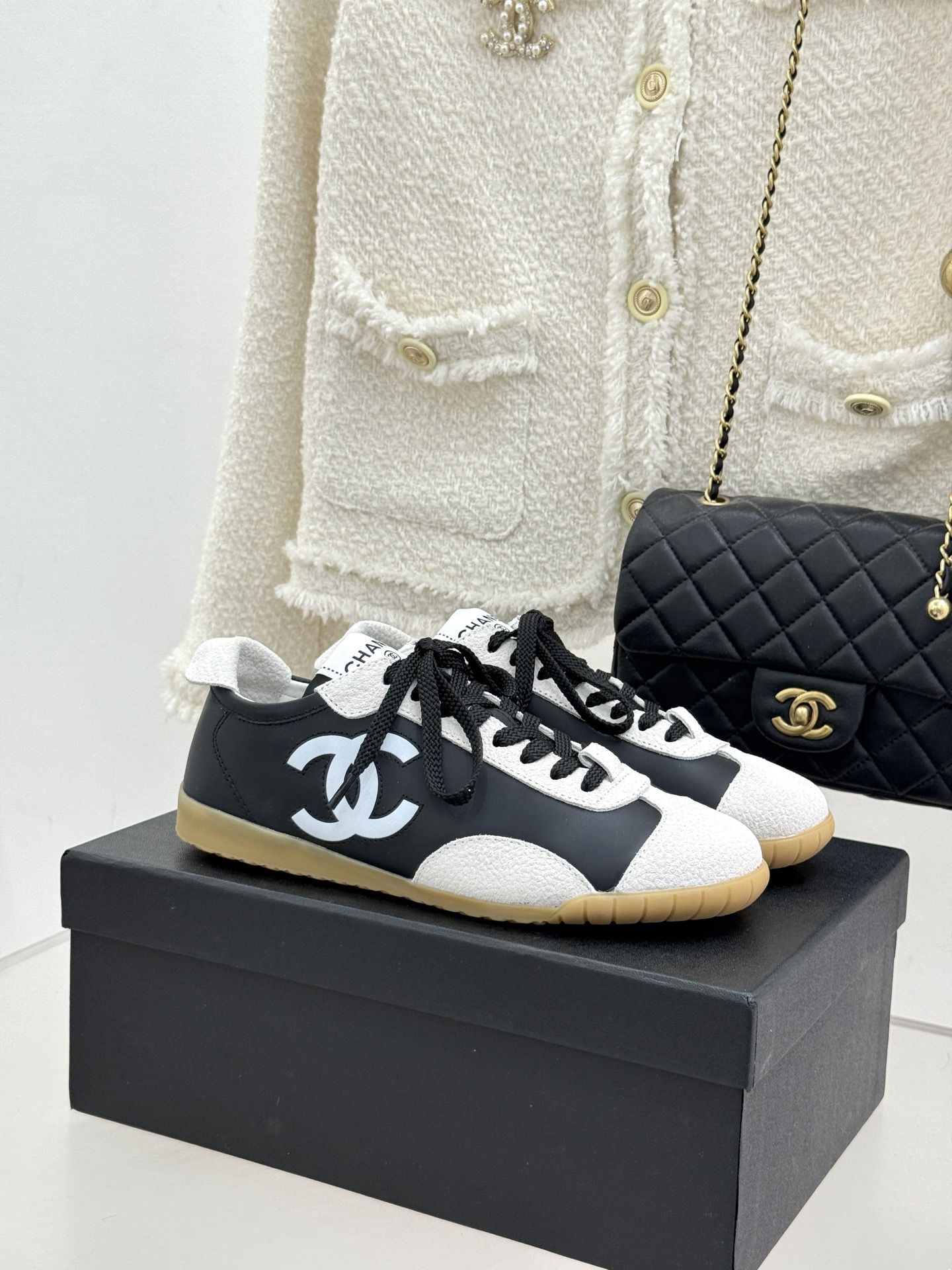 NO:726358,CHANE*｜Xiaoxiang 26P Double C Casual Sports Shoes De Xun Shoes Inject the retro genes of De Xun shoes into French elegance. The three-dimensional double C Logo on the side hides the brand code. Italian hand-stitching outlines the neat shoe shape. Whether it is paired with a suit to create an intellectual style, or with a floral dress to create a sweet and cool atmosphere, or with wide-leg pants when commuting, it can be easily and effortlessly fashionable. A pair of versatile shoes that can travel through the scene, allowing every step to hide relaxation and sophistication.  Interpreting Chanel's timeless trend aesthetics. The upper is made of original customized calfskin, the inner foot pads are all sheepskin, the original molded customized TPU outsole Size35-39 (40 customized) No. 8582016117, casual shoes/sports shoes, chanel, sneakers, skirts, cowhide, sheepskin19860909CHANE*｜小香 26P双C休闲运动鞋 德训鞋 将德训鞋的复古基因注入法式优雅. 侧面立体双C Logo暗藏品牌密码 意大利手工缝线勾勒利落鞋型 无论是搭配套装演绎知识分子风 还是与碎花长裙碰撞甜酷氛围 亦或是通勤时搭配阔腿裤 都能轻松拿捏不费力的时髦. 一双穿越场景的百搭神鞋 让每一步都藏着松弛与精致 诠释Chanel的永恒潮流美学. 鞋面采用原版定制小牛皮 内里垫脚均为羊皮 原版开模定制TPU大底 Size35-39（40定制） 编号8582016117,休闲鞋/运动鞋,chanel,sneakers,skirts,cowhide,sheepskin,Women's Shoes