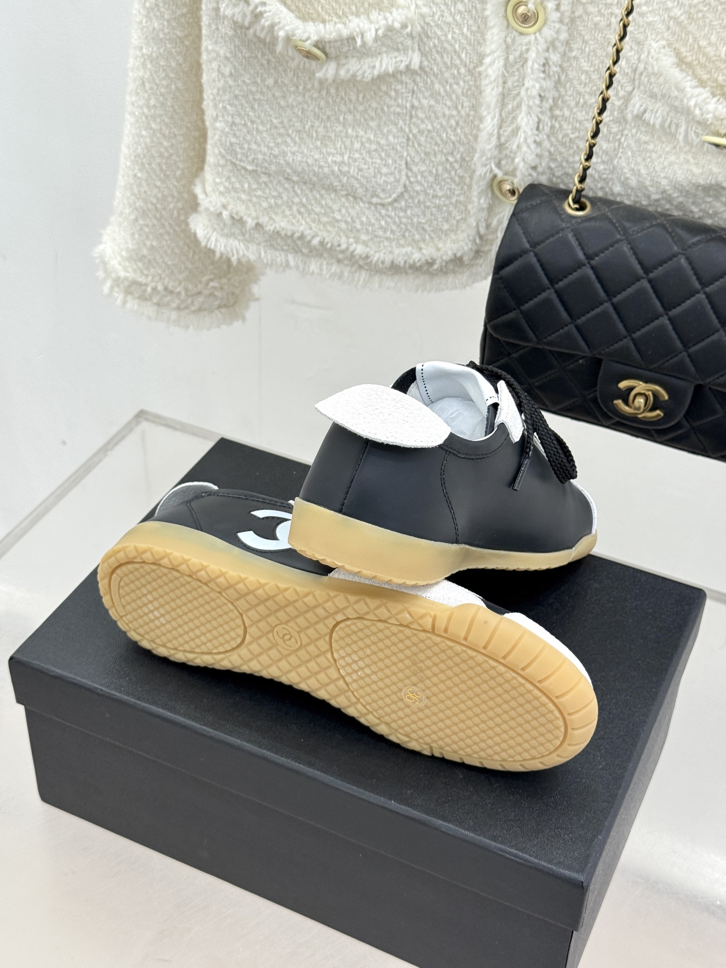 CHANE*｜小香 26P双C休闲运动鞋德训鞋将德训鞋的复古基因注入法式优雅。侧面立体双C Logo暗藏