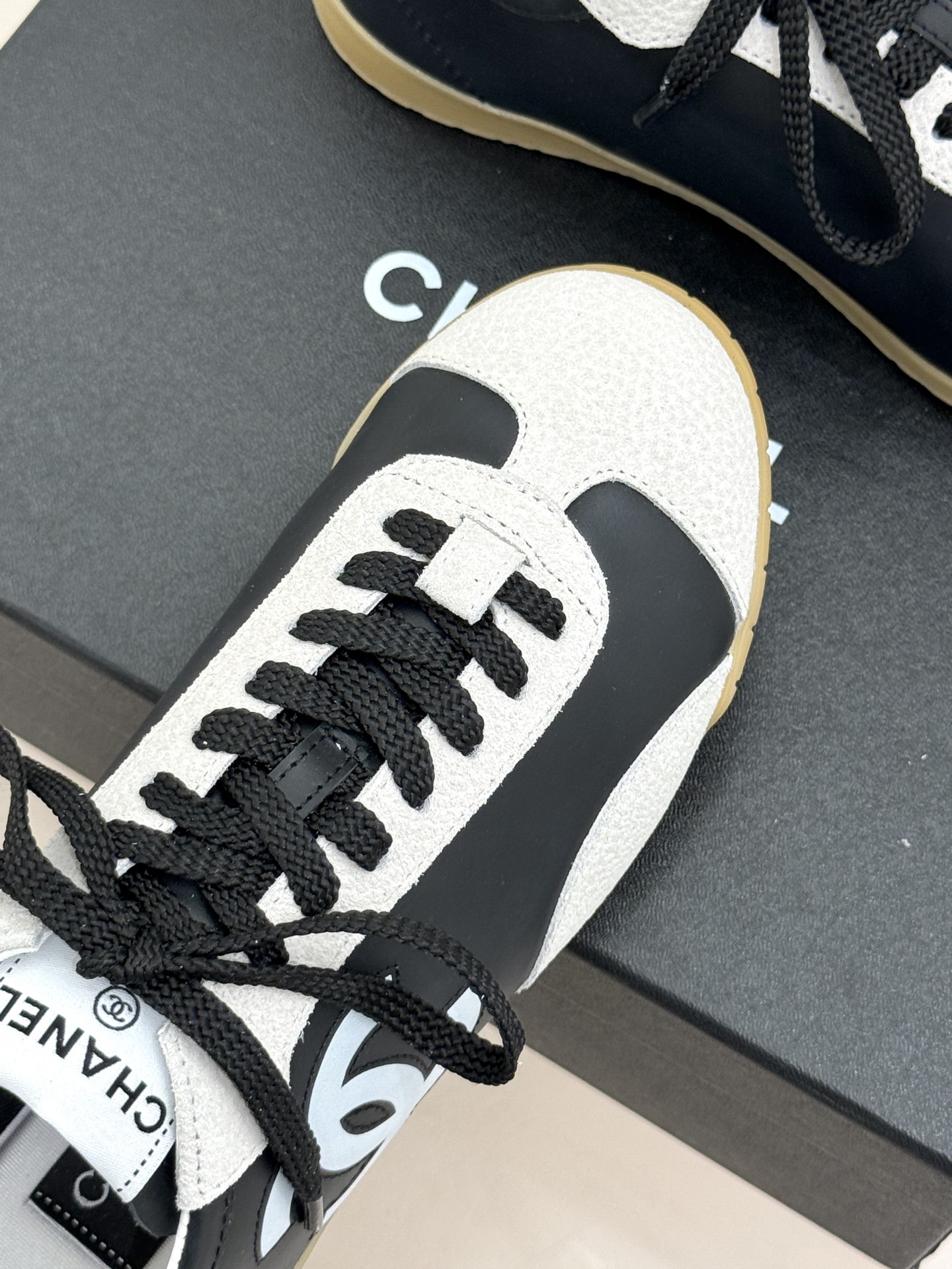 CHANE*｜小香 26P双C休闲运动鞋德训鞋将德训鞋的复古基因注入法式优雅。侧面立体双C Logo暗藏