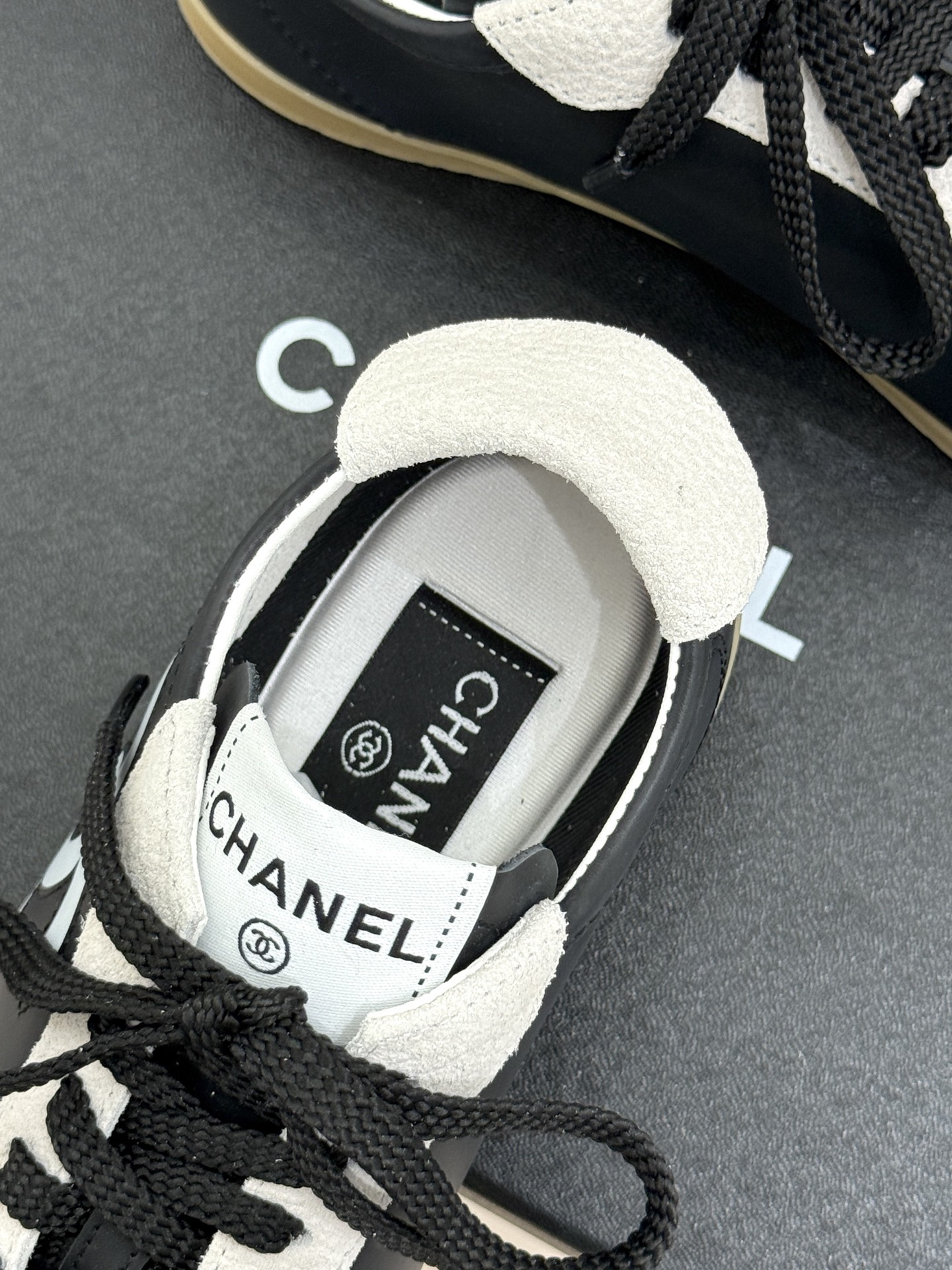 CHANE*｜小香 26P双C休闲运动鞋德训鞋将德训鞋的复古基因注入法式优雅。侧面立体双C Logo暗藏