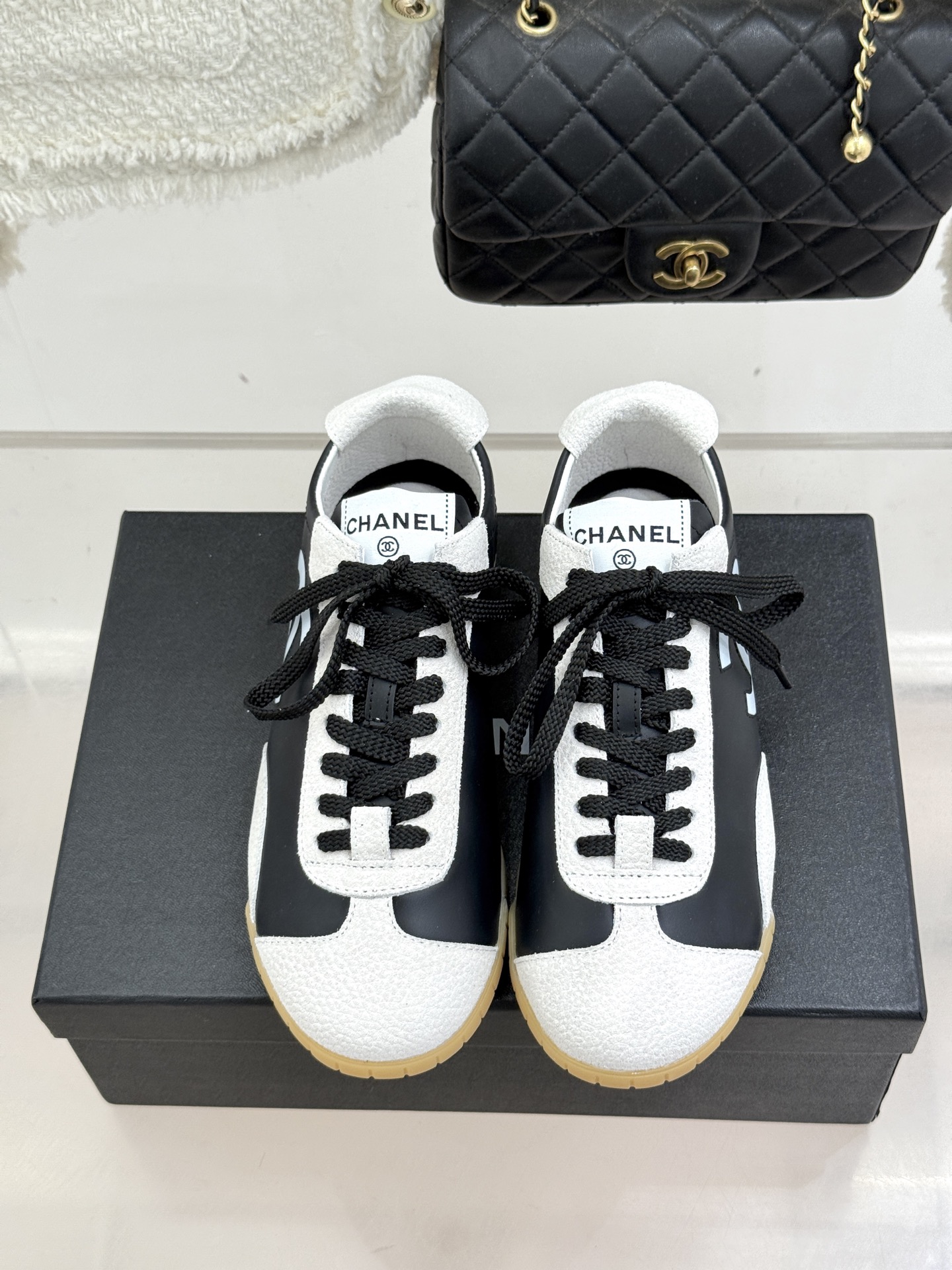 CHANE*｜小香 26P双C休闲运动鞋德训鞋将德训鞋的复古基因注入法式优雅。侧面立体双C Logo暗藏