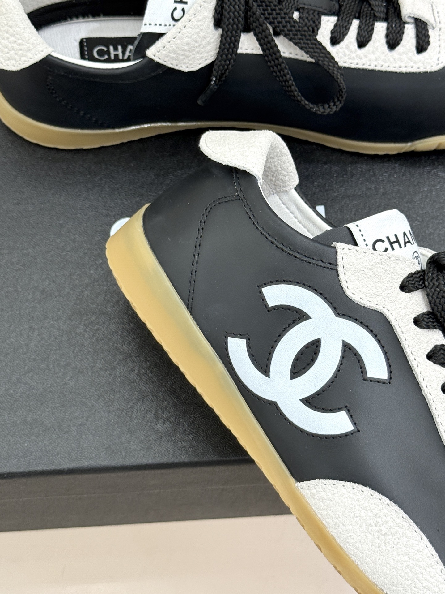 CHANE*｜小香 26P双C休闲运动鞋德训鞋将德训鞋的复古基因注入法式优雅。侧面立体双C Logo暗藏