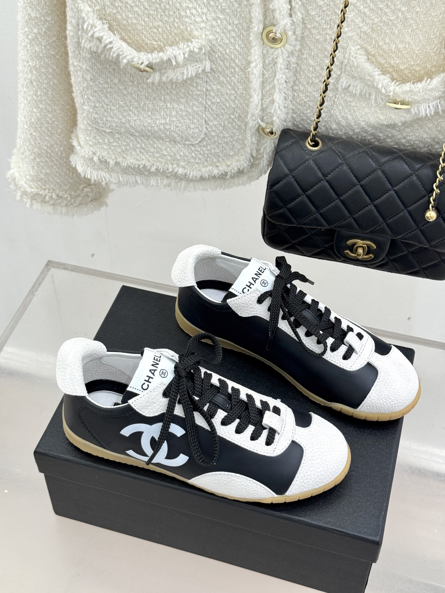 CHANE*｜小香 26P双C休闲运动鞋德训鞋将德训鞋的复古基因注入法式优雅。侧面立体双C Logo暗藏