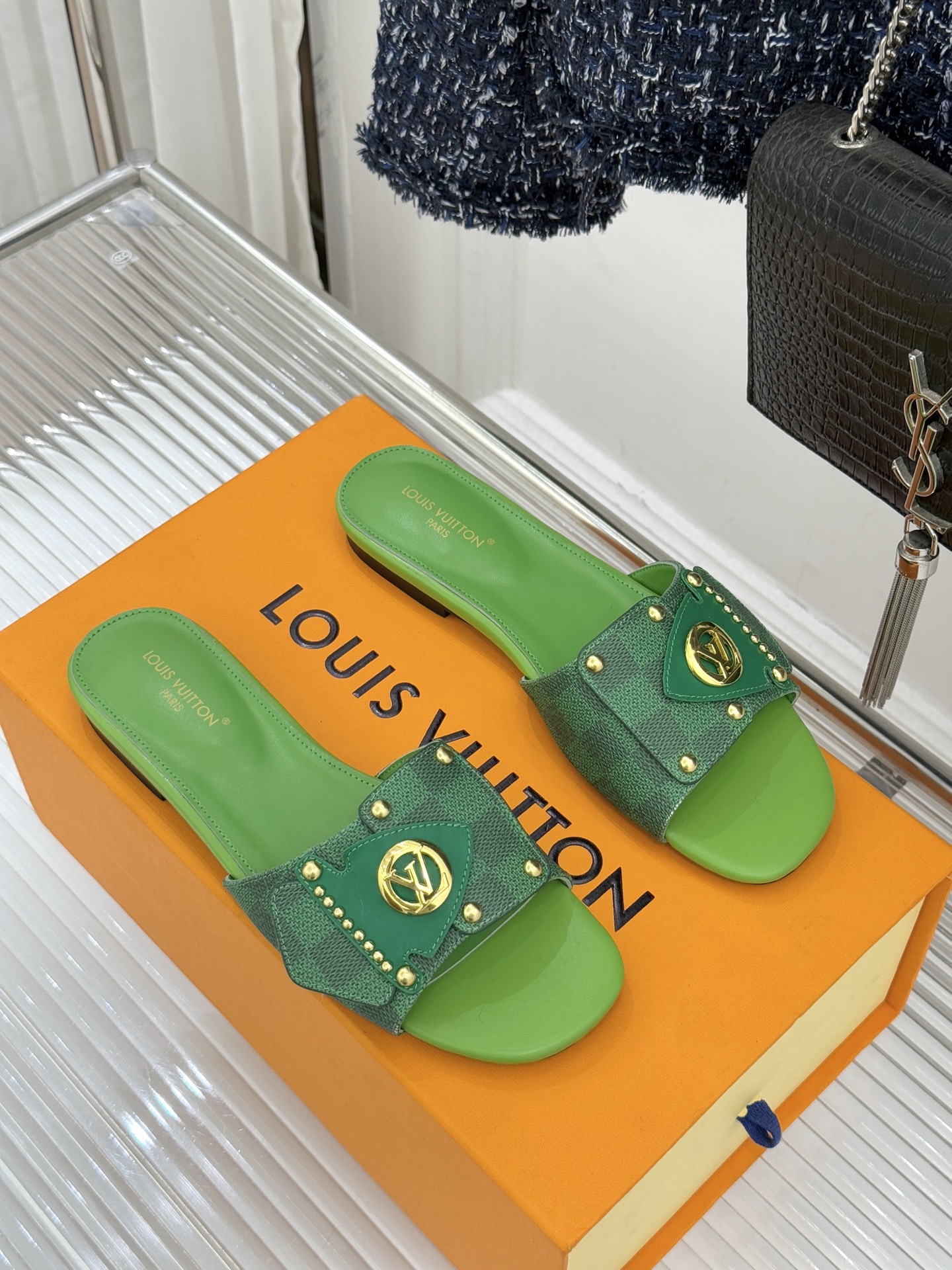 L*V驴家经典老花金属扣平底拖鞋以标志性老花皮革勾勒优雅轮廓意大利匠心工艺凝萃百年奢韵。亮眼金色金属扣镌