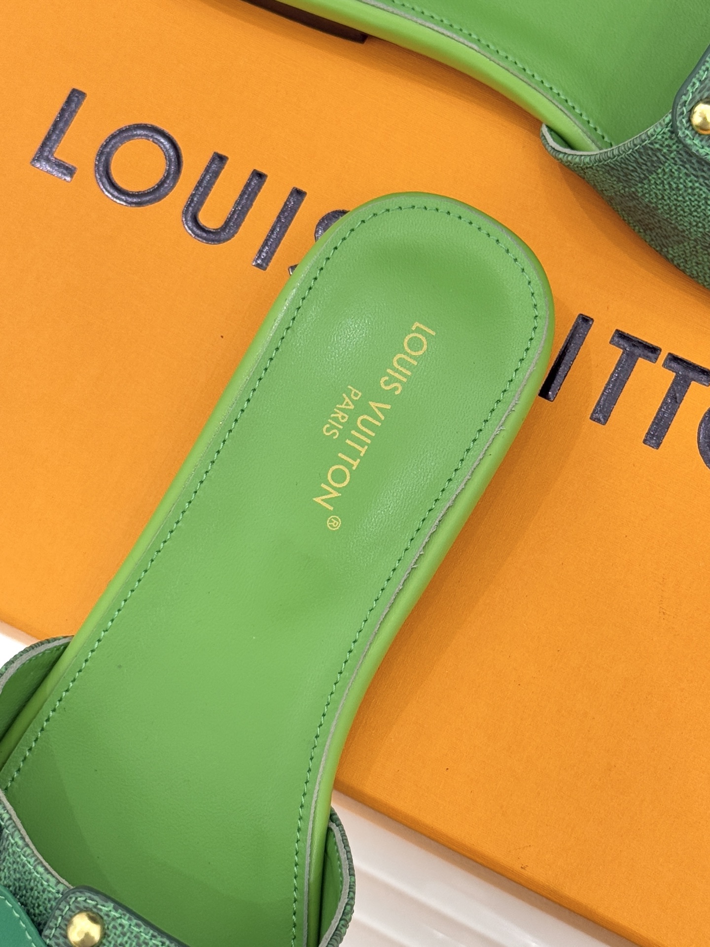 L*V驴家经典老花金属扣平底拖鞋以标志性老花皮革勾勒优雅轮廓意大利匠心工艺凝萃百年奢韵。亮眼金色金属扣镌