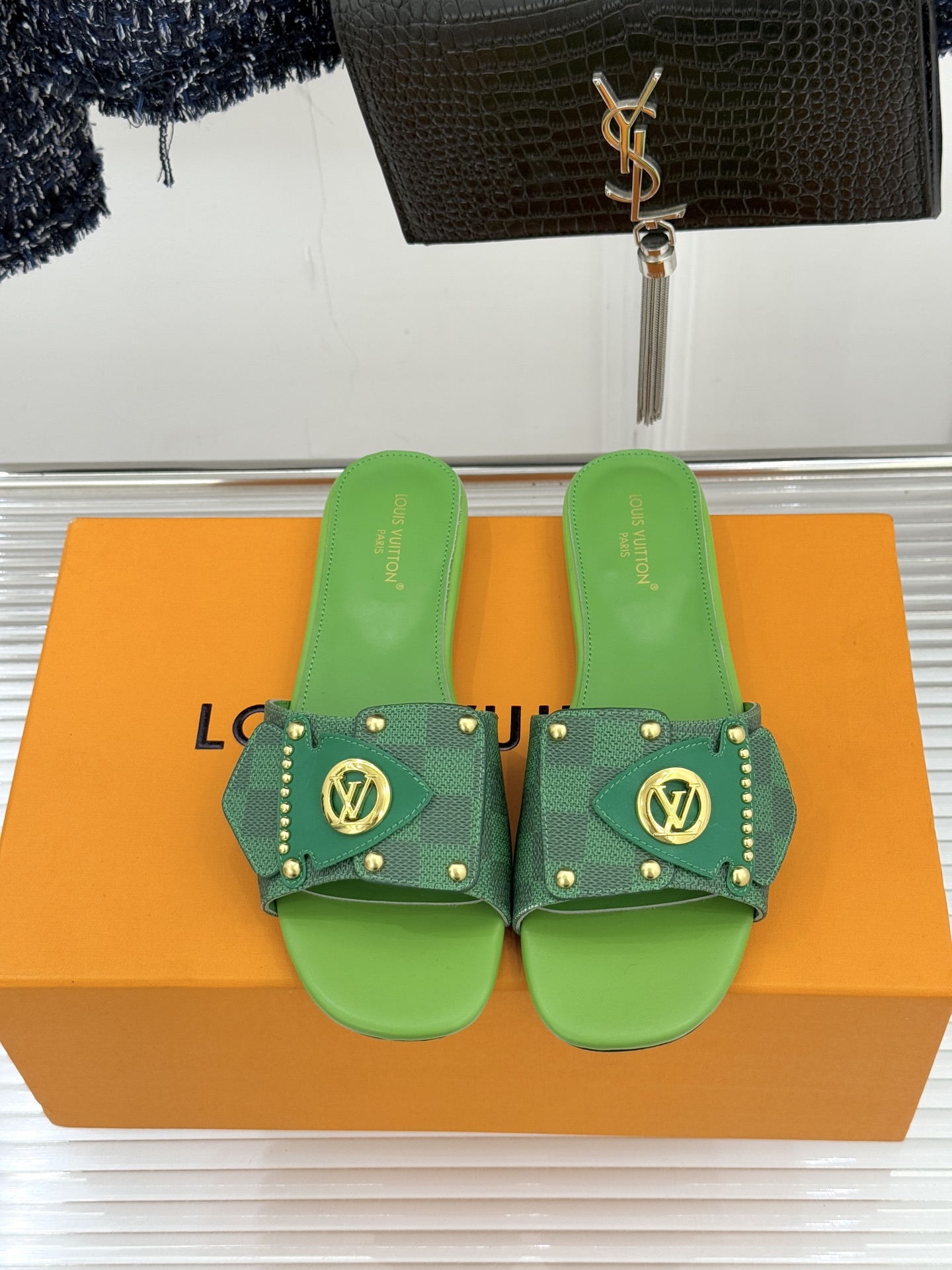 L*V驴家经典老花金属扣平底拖鞋以标志性老花皮革勾勒优雅轮廓意大利匠心工艺凝萃百年奢韵。亮眼金色金属扣镌