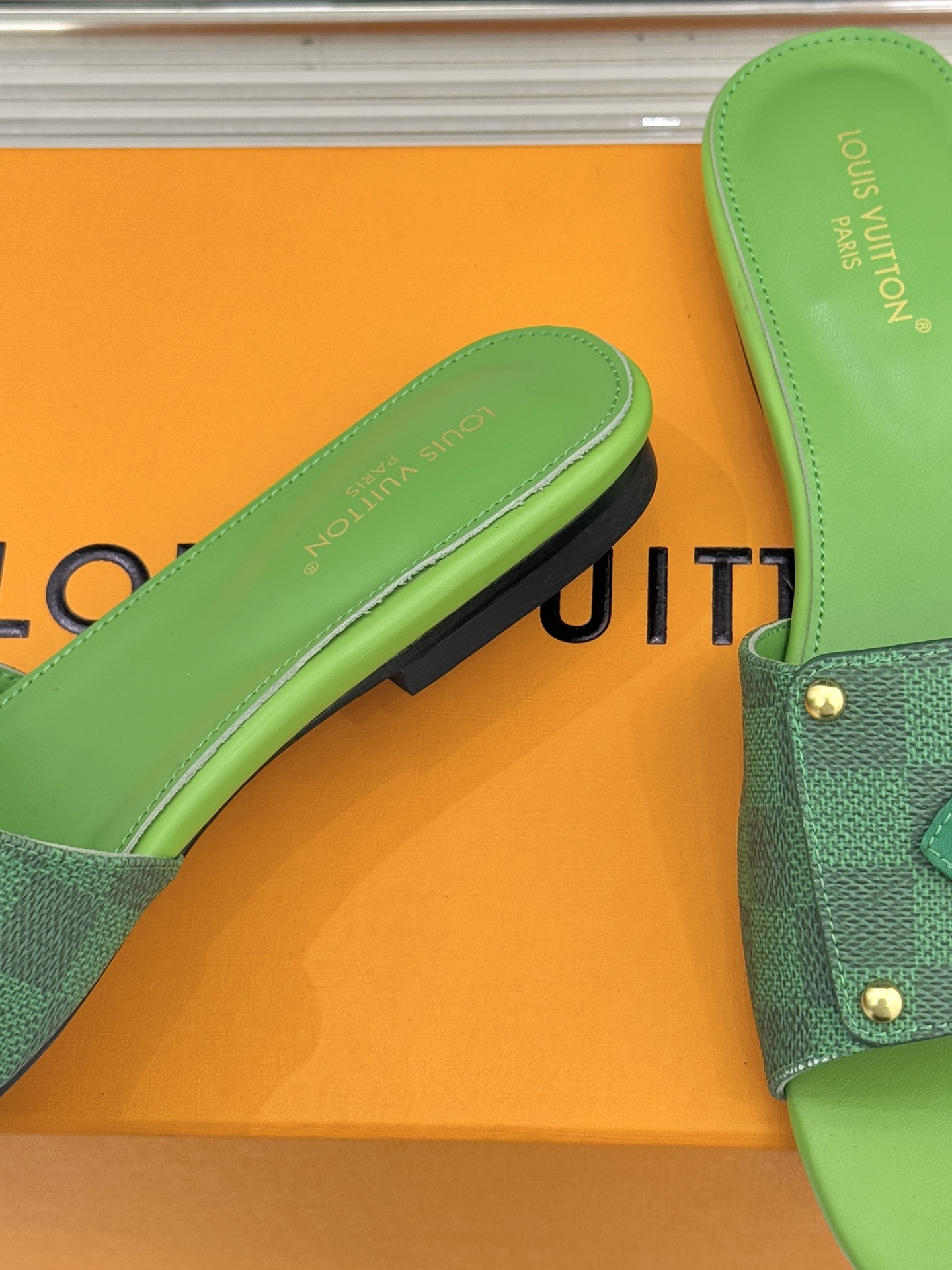 L*V驴家经典老花金属扣平底拖鞋以标志性老花皮革勾勒优雅轮廓意大利匠心工艺凝萃百年奢韵。亮眼金色金属扣镌