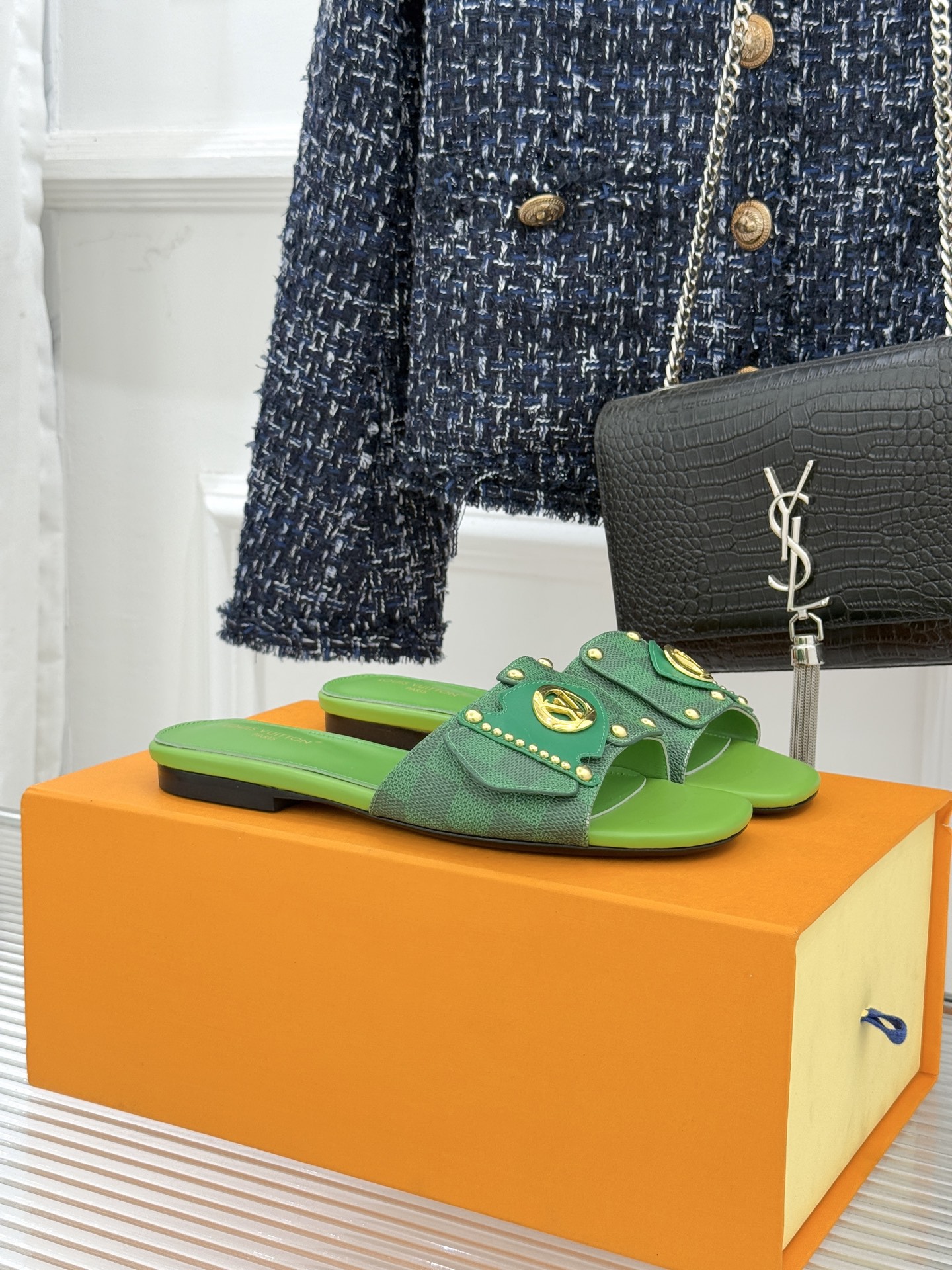 L*V驴家经典老花金属扣平底拖鞋以标志性老花皮革勾勒优雅轮廓意大利匠心工艺凝萃百年奢韵。亮眼金色金属扣镌