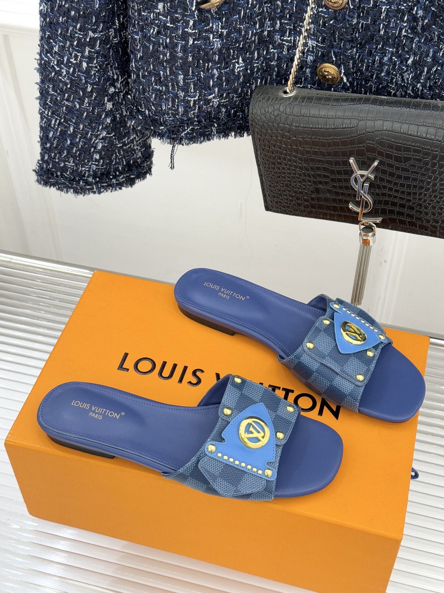 L*V驴家经典老花金属扣平底拖鞋以标志性老花皮革勾勒优雅轮廓意大利匠心工艺凝萃百年奢韵。亮眼金色金属扣镌