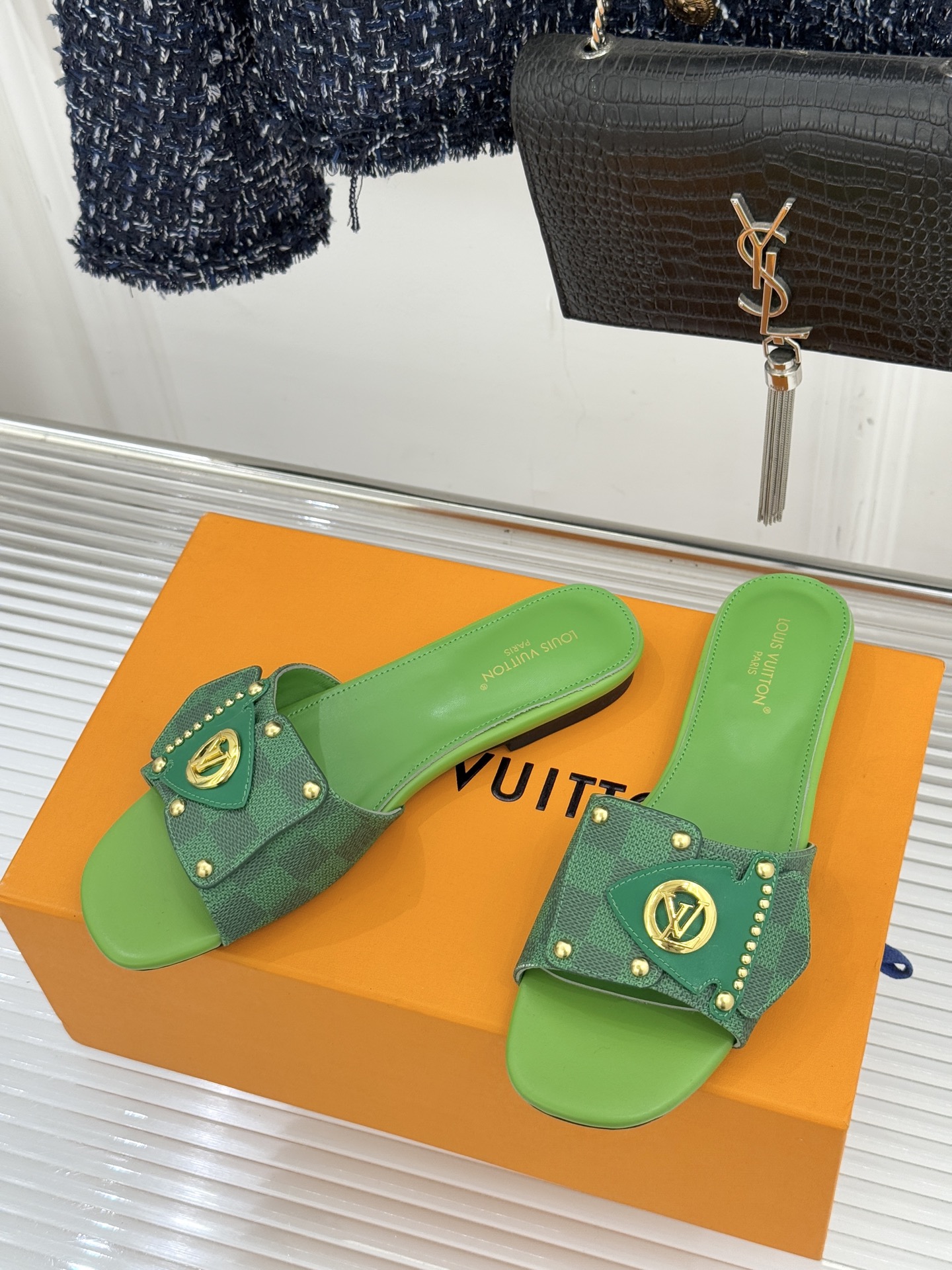 L*V驴家经典老花金属扣平底拖鞋以标志性老花皮革勾勒优雅轮廓意大利匠心工艺凝萃百年奢韵。亮眼金色金属扣镌