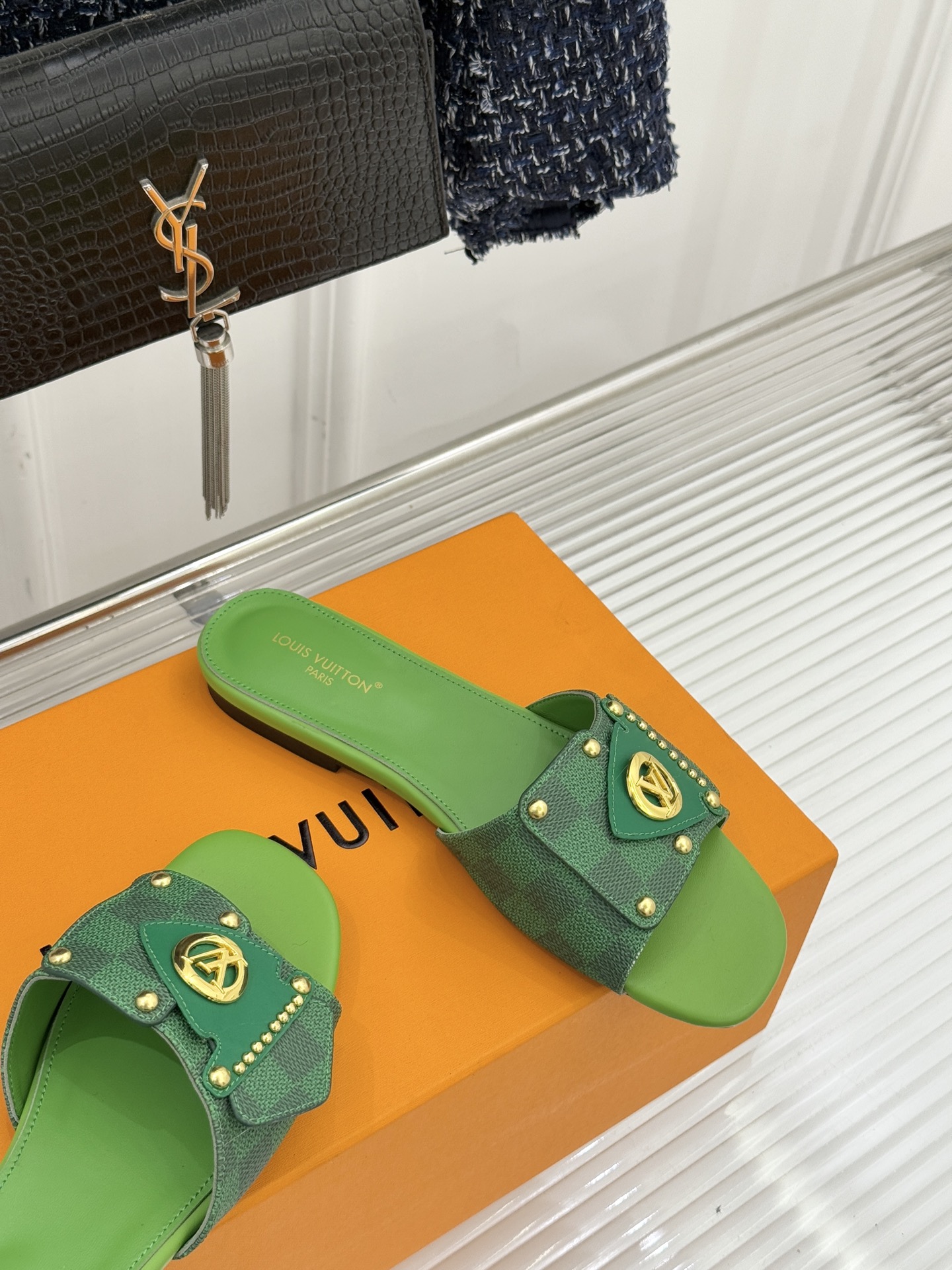 L*V驴家经典老花金属扣平底拖鞋以标志性老花皮革勾勒优雅轮廓意大利匠心工艺凝萃百年奢韵。亮眼金色金属扣镌