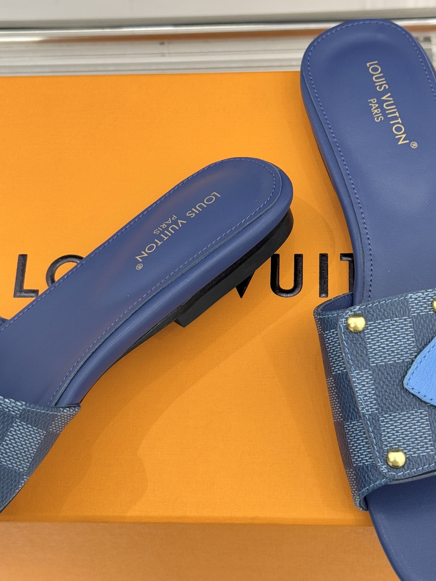 L*V驴家经典老花金属扣平底拖鞋以标志性老花皮革勾勒优雅轮廓意大利匠心工艺凝萃百年奢韵。亮眼金色金属扣镌