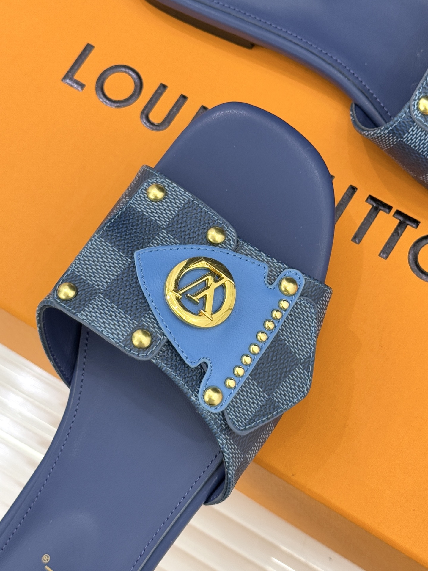 L*V驴家经典老花金属扣平底拖鞋以标志性老花皮革勾勒优雅轮廓意大利匠心工艺凝萃百年奢韵。亮眼金色金属扣镌