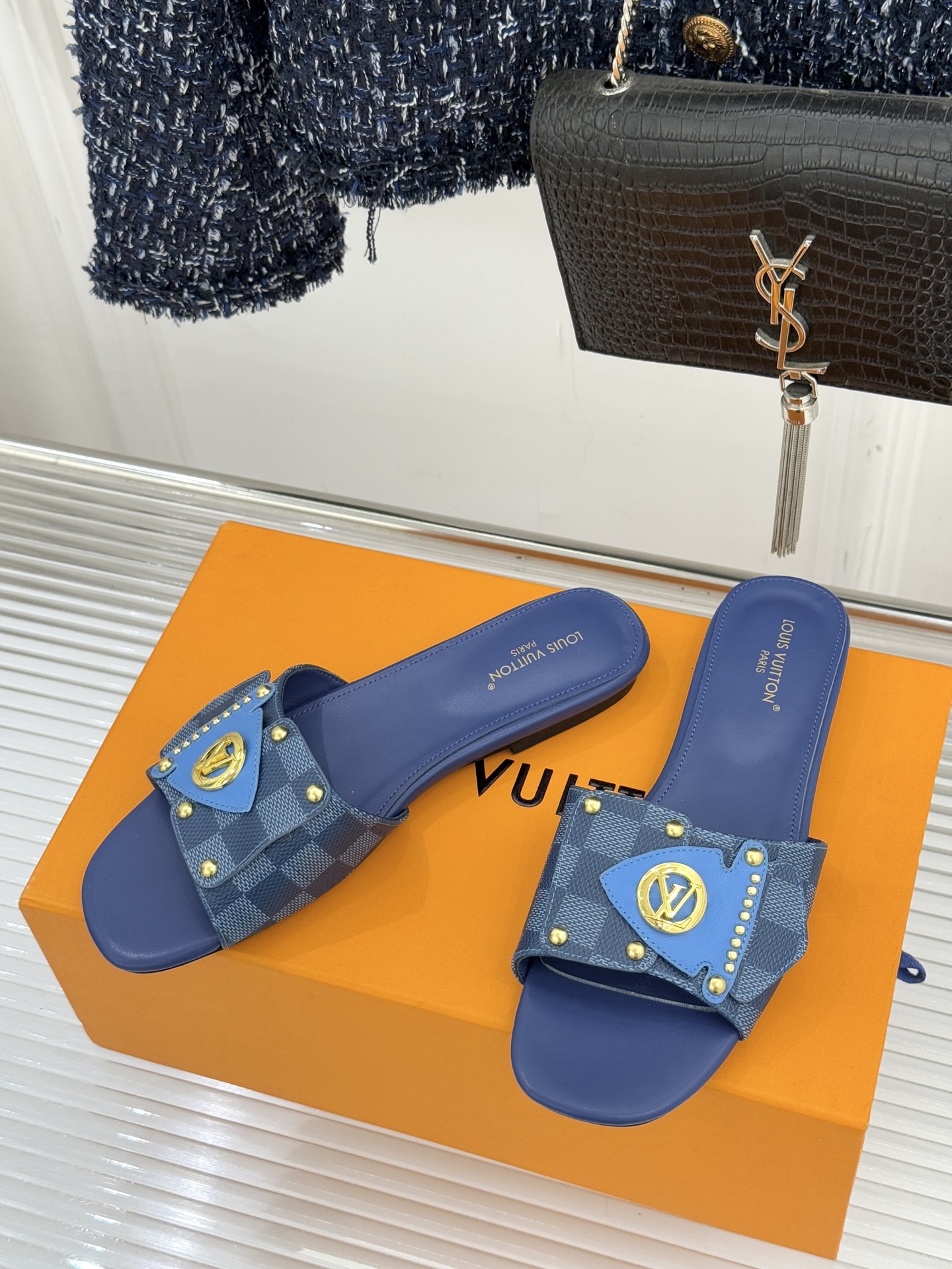 L*V驴家经典老花金属扣平底拖鞋以标志性老花皮革勾勒优雅轮廓意大利匠心工艺凝萃百年奢韵。亮眼金色金属扣镌