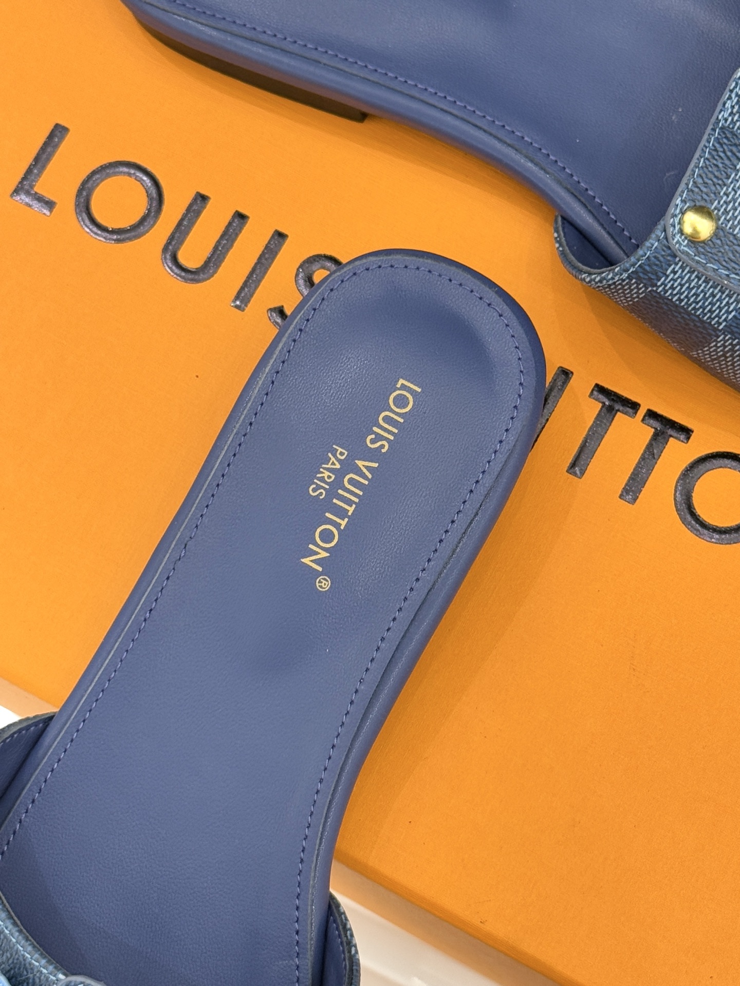 L*V驴家经典老花金属扣平底拖鞋以标志性老花皮革勾勒优雅轮廓意大利匠心工艺凝萃百年奢韵。亮眼金色金属扣镌