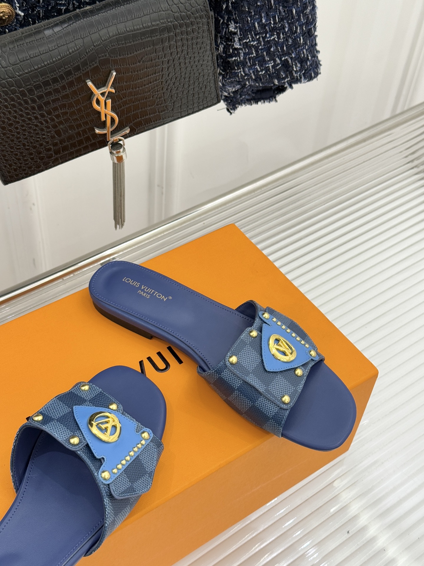 L*V驴家经典老花金属扣平底拖鞋以标志性老花皮革勾勒优雅轮廓意大利匠心工艺凝萃百年奢韵。亮眼金色金属扣镌