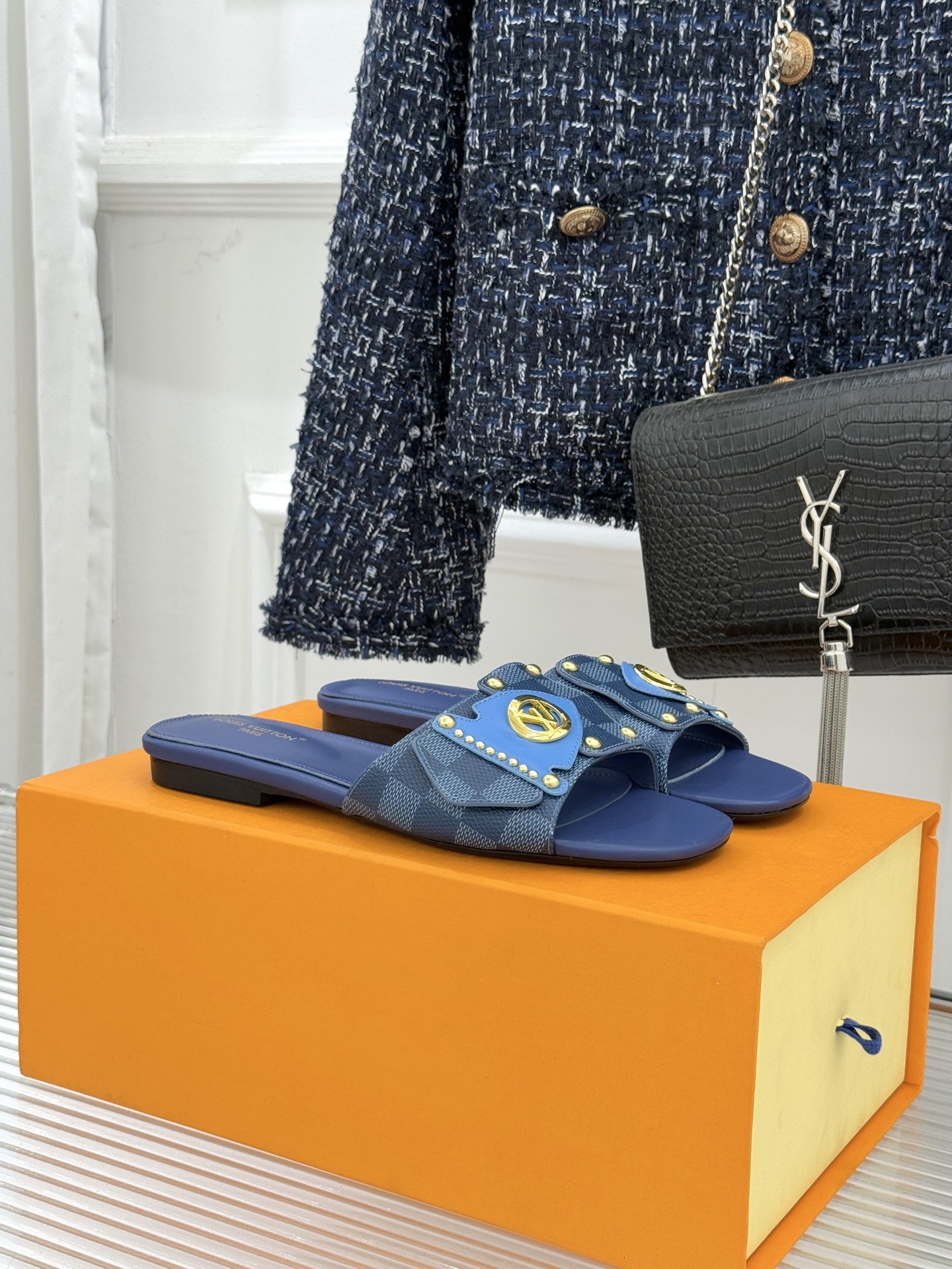 L*V驴家经典老花金属扣平底拖鞋以标志性老花皮革勾勒优雅轮廓意大利匠心工艺凝萃百年奢韵。亮眼金色金属扣镌