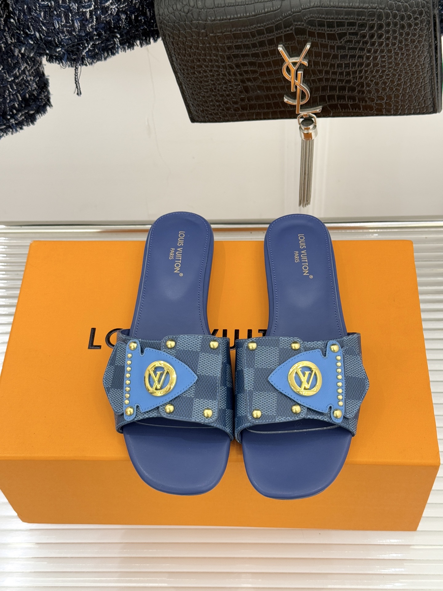 L*V驴家经典老花金属扣平底拖鞋以标志性老花皮革勾勒优雅轮廓意大利匠心工艺凝萃百年奢韵。亮眼金色金属扣镌