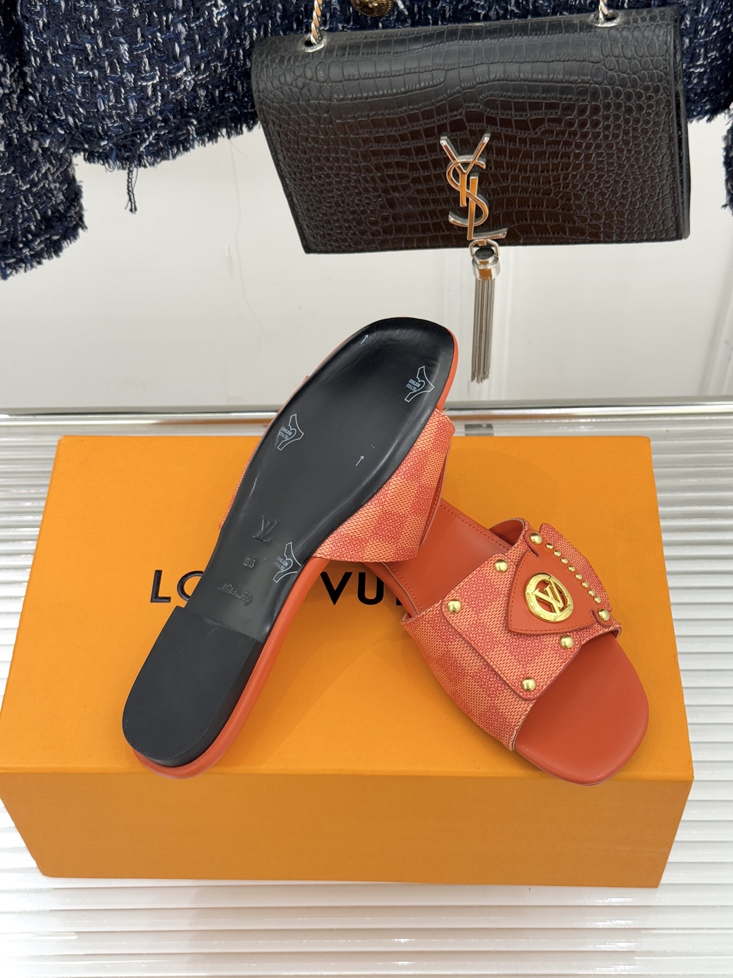 L*V驴家经典老花金属扣平底拖鞋以标志性老花皮革勾勒优雅轮廓意大利匠心工艺凝萃百年奢韵。亮眼金色金属扣镌