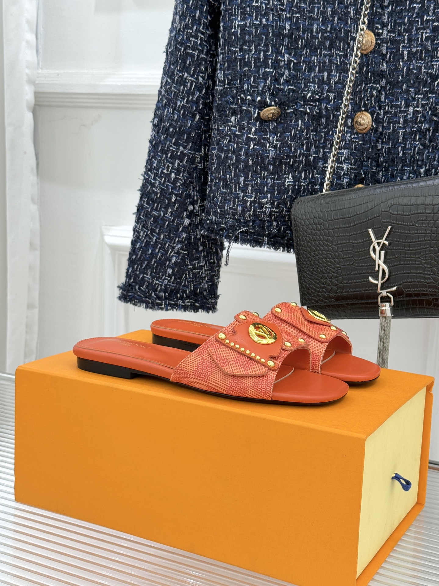 L*V驴家经典老花金属扣平底拖鞋以标志性老花皮革勾勒优雅轮廓意大利匠心工艺凝萃百年奢韵。亮眼金色金属扣镌