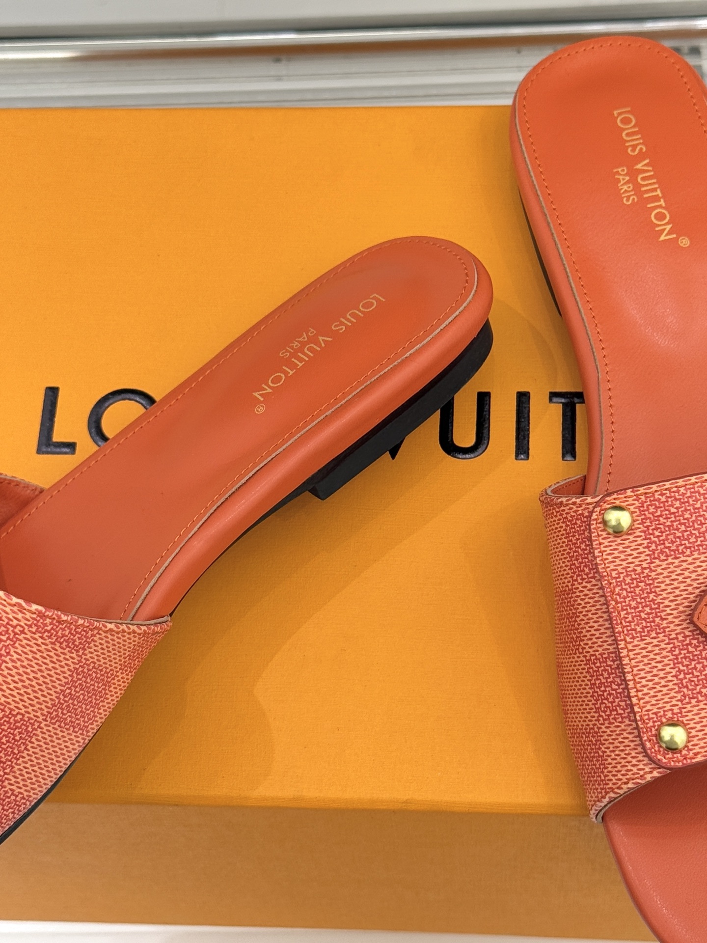 L*V驴家经典老花金属扣平底拖鞋以标志性老花皮革勾勒优雅轮廓意大利匠心工艺凝萃百年奢韵。亮眼金色金属扣镌