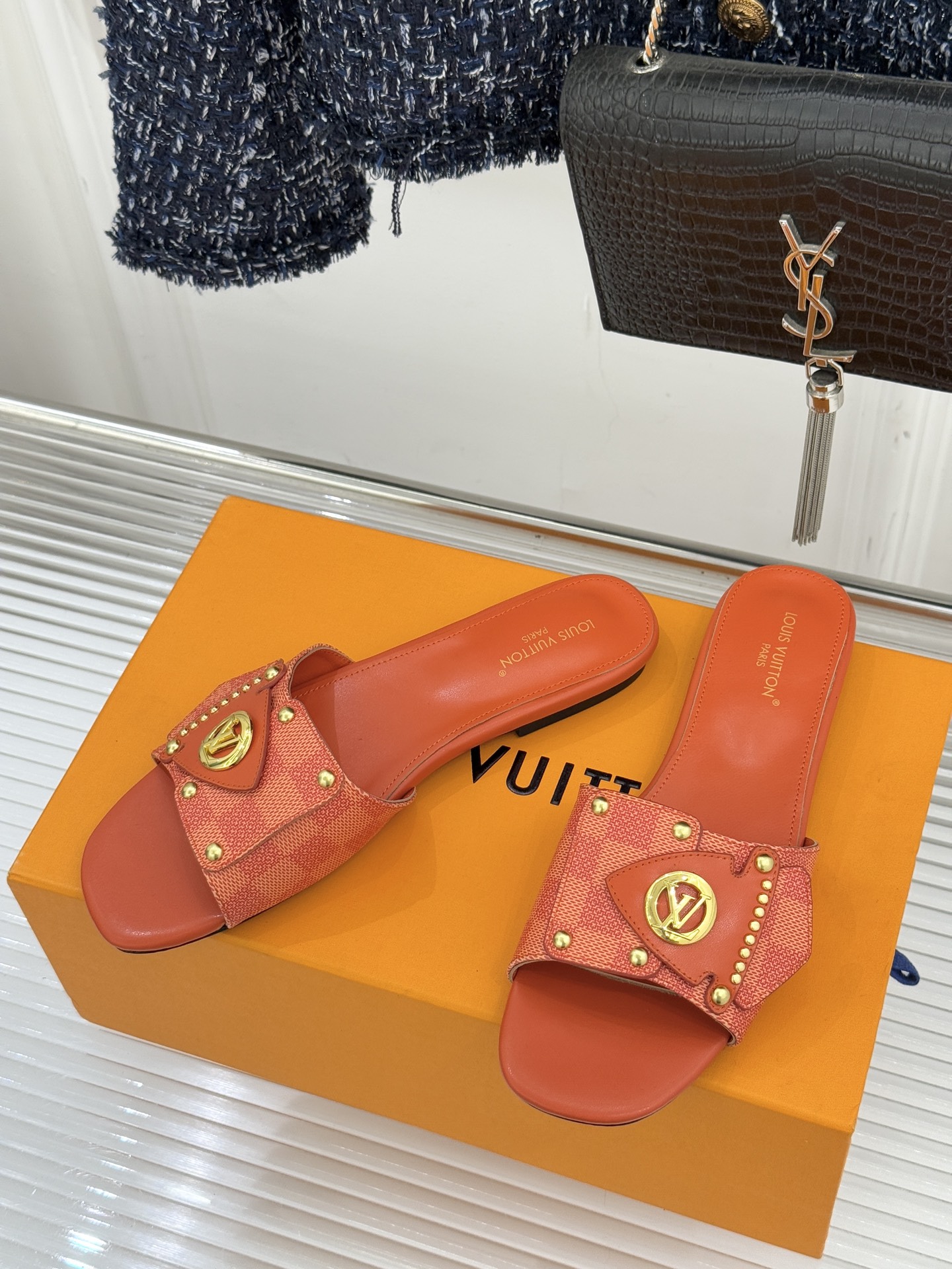 L*V驴家经典老花金属扣平底拖鞋以标志性老花皮革勾勒优雅轮廓意大利匠心工艺凝萃百年奢韵。亮眼金色金属扣镌