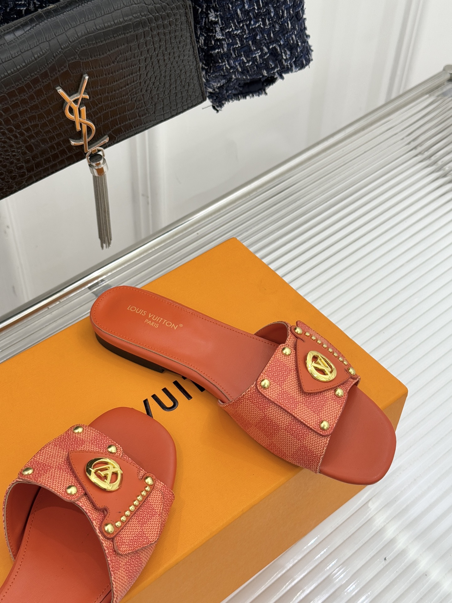 L*V驴家经典老花金属扣平底拖鞋以标志性老花皮革勾勒优雅轮廓意大利匠心工艺凝萃百年奢韵。亮眼金色金属扣镌