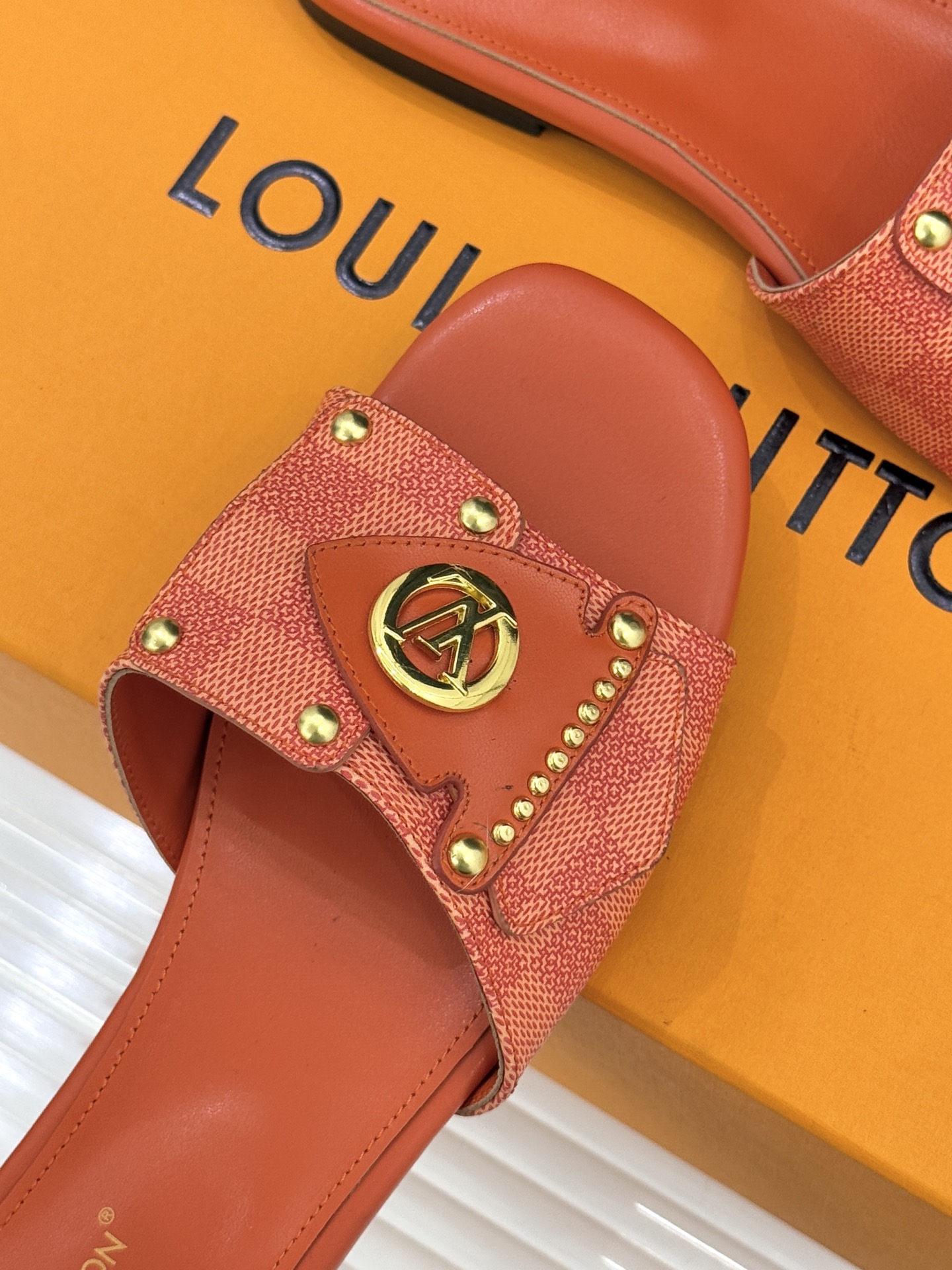 L*V驴家经典老花金属扣平底拖鞋以标志性老花皮革勾勒优雅轮廓意大利匠心工艺凝萃百年奢韵。亮眼金色金属扣镌