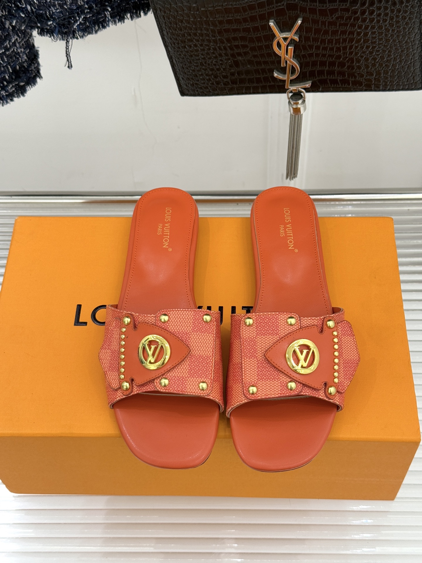 L*V驴家经典老花金属扣平底拖鞋以标志性老花皮革勾勒优雅轮廓意大利匠心工艺凝萃百年奢韵。亮眼金色金属扣镌