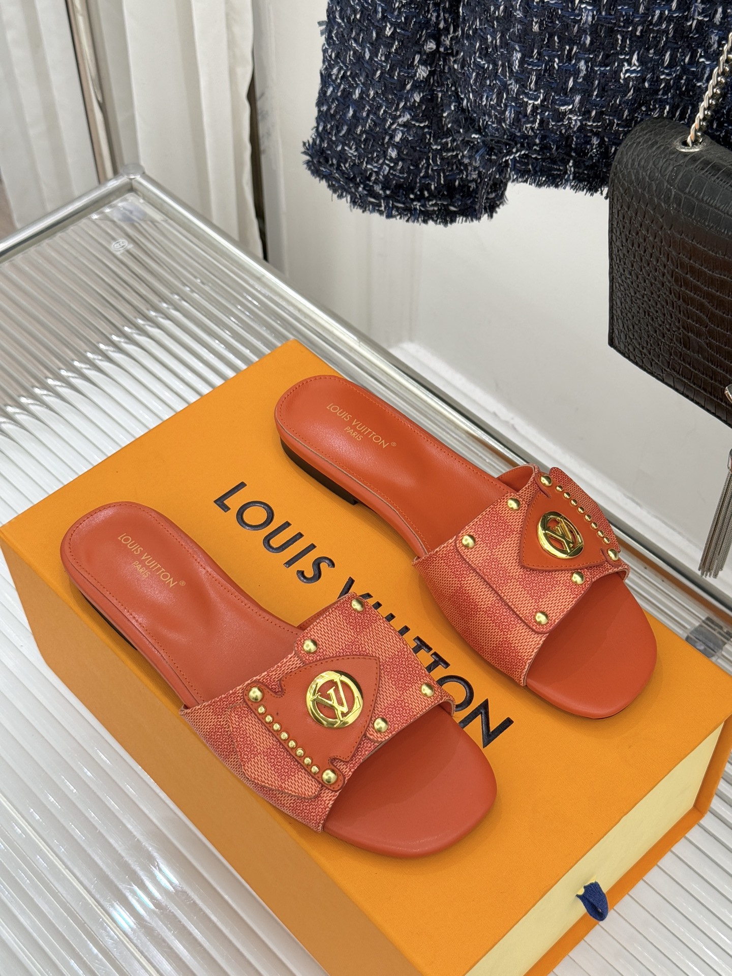 L*V驴家经典老花金属扣平底拖鞋以标志性老花皮革勾勒优雅轮廓意大利匠心工艺凝萃百年奢韵。亮眼金色金属扣镌