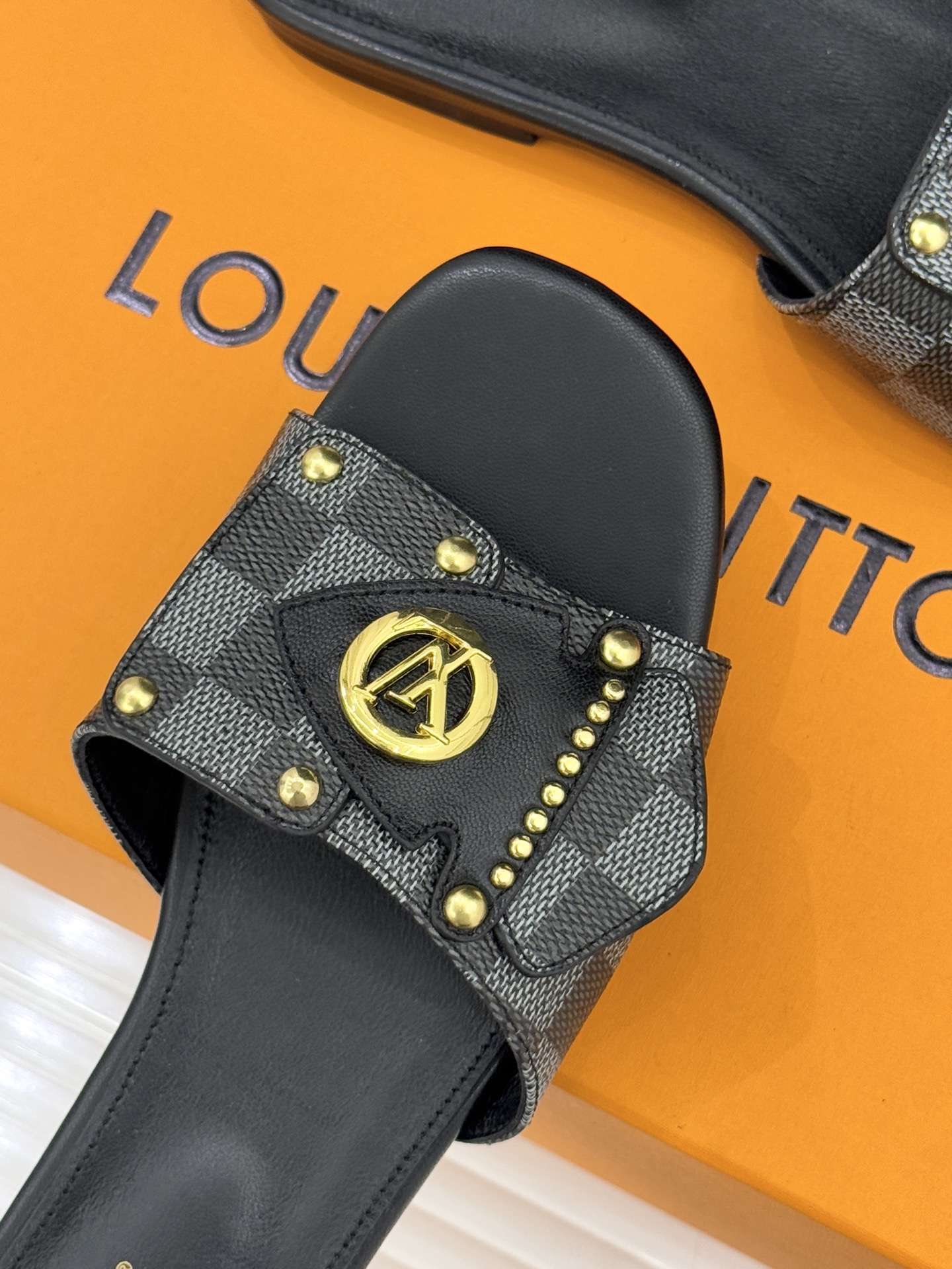 L*V驴家经典老花金属扣平底拖鞋以标志性老花皮革勾勒优雅轮廓意大利匠心工艺凝萃百年奢韵。亮眼金色金属扣镌