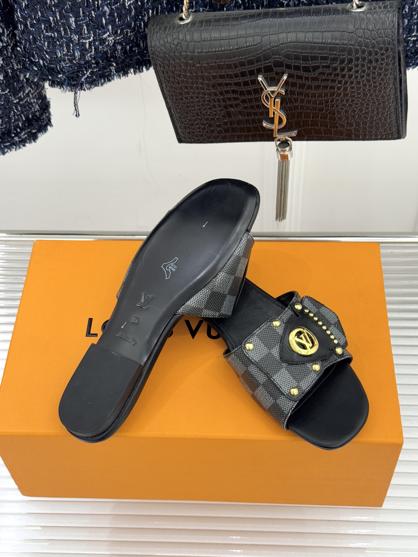 L*V驴家经典老花金属扣平底拖鞋以标志性老花皮革勾勒优雅轮廓意大利匠心工艺凝萃百年奢韵。亮眼金色金属扣镌