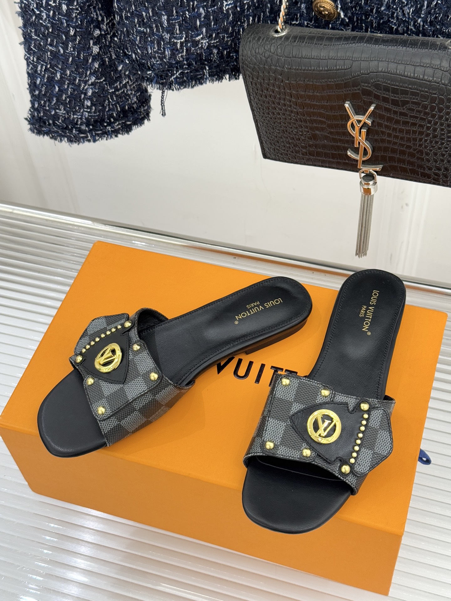 L*V驴家经典老花金属扣平底拖鞋以标志性老花皮革勾勒优雅轮廓意大利匠心工艺凝萃百年奢韵。亮眼金色金属扣镌