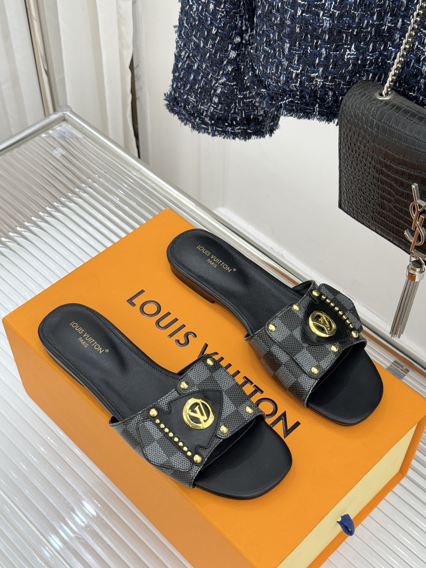 L*V驴家经典老花金属扣平底拖鞋以标志性老花皮革勾勒优雅轮廓意大利匠心工艺凝萃百年奢韵。亮眼金色金属扣镌