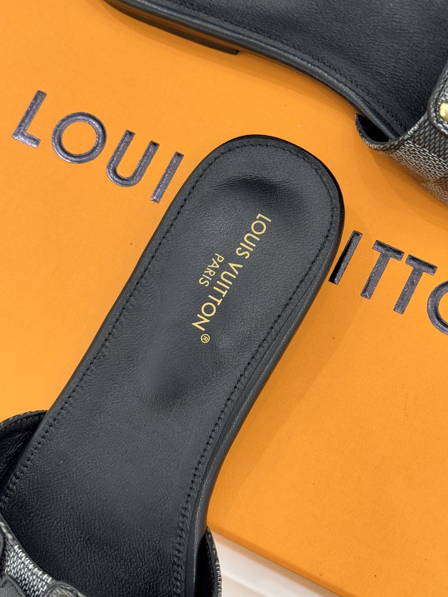 L*V驴家经典老花金属扣平底拖鞋以标志性老花皮革勾勒优雅轮廓意大利匠心工艺凝萃百年奢韵。亮眼金色金属扣镌