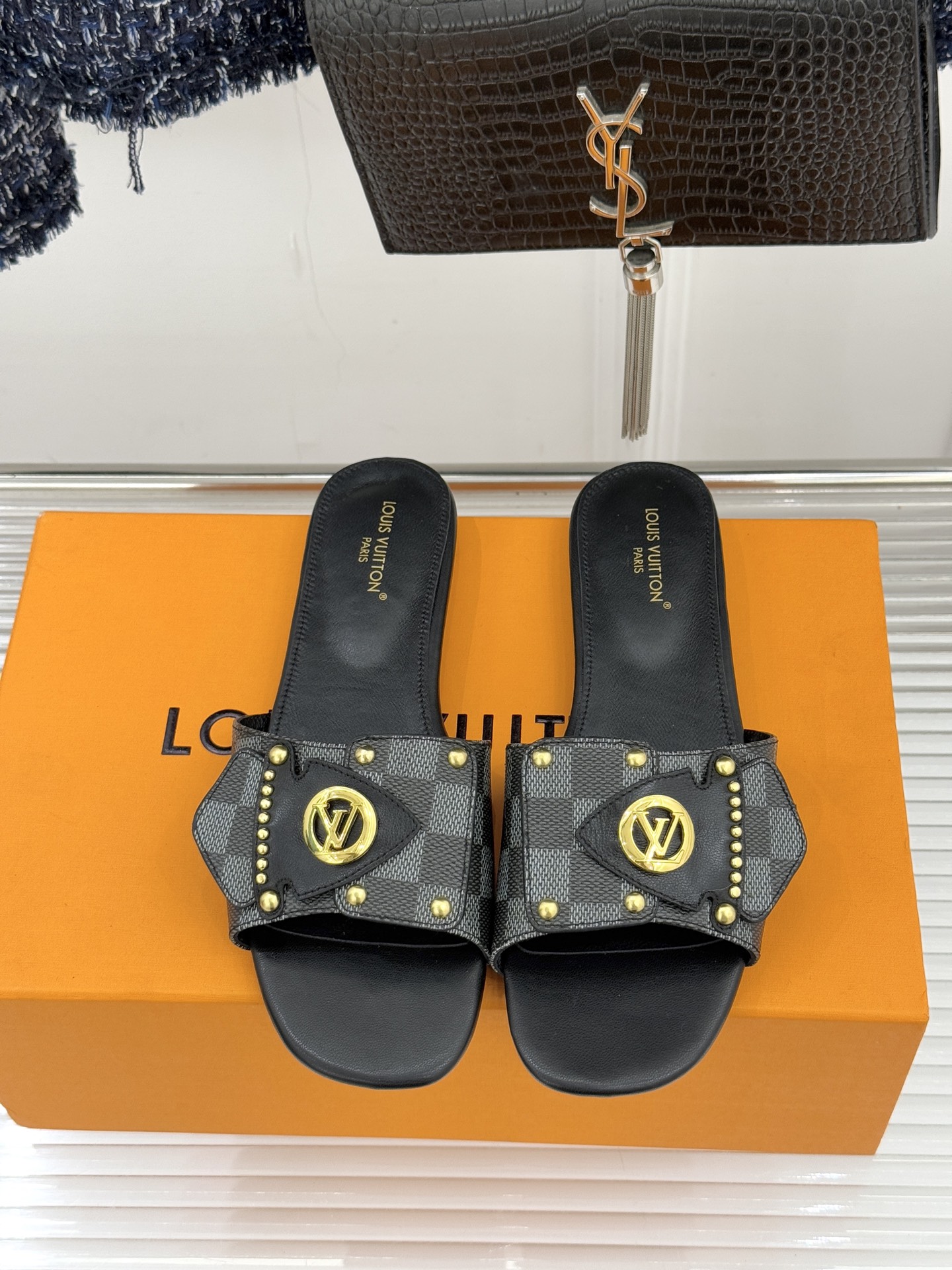 L*V驴家经典老花金属扣平底拖鞋以标志性老花皮革勾勒优雅轮廓意大利匠心工艺凝萃百年奢韵。亮眼金色金属扣镌