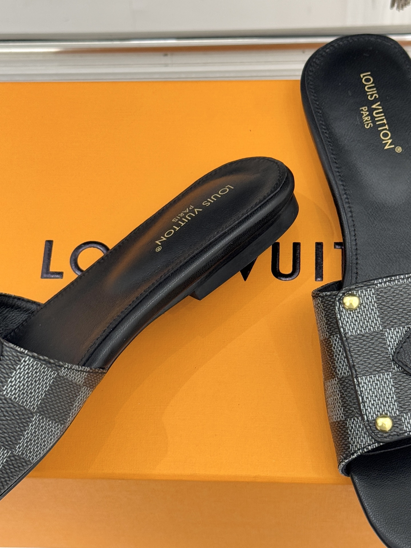 L*V驴家经典老花金属扣平底拖鞋以标志性老花皮革勾勒优雅轮廓意大利匠心工艺凝萃百年奢韵。亮眼金色金属扣镌