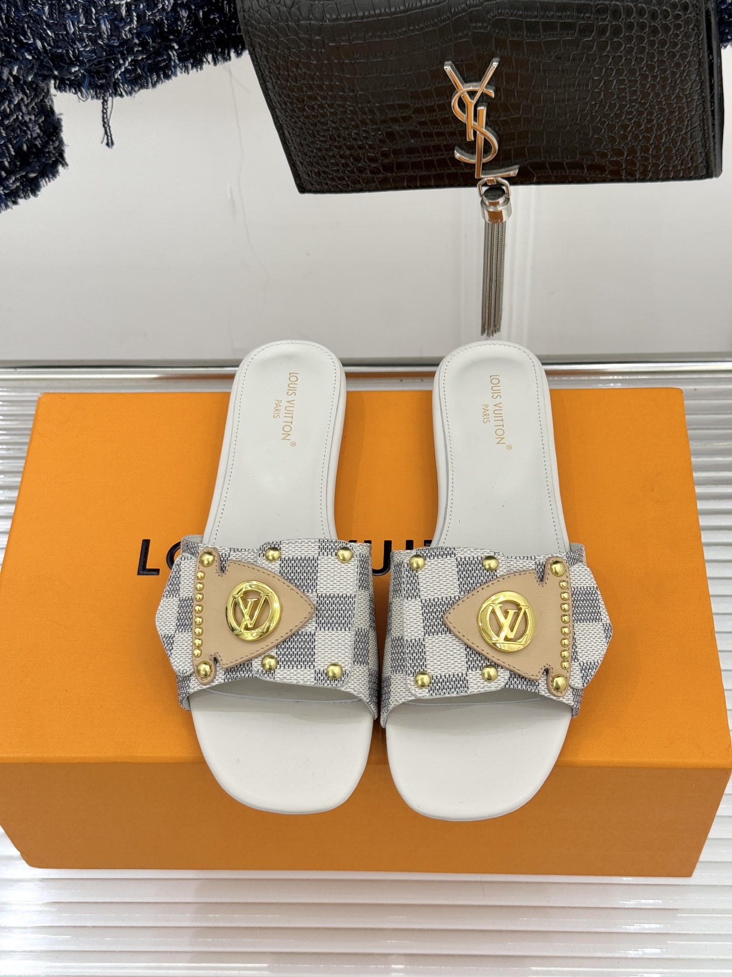 L*V驴家经典老花金属扣平底拖鞋以标志性老花皮革勾勒优雅轮廓意大利匠心工艺凝萃百年奢韵。亮眼金色金属扣镌